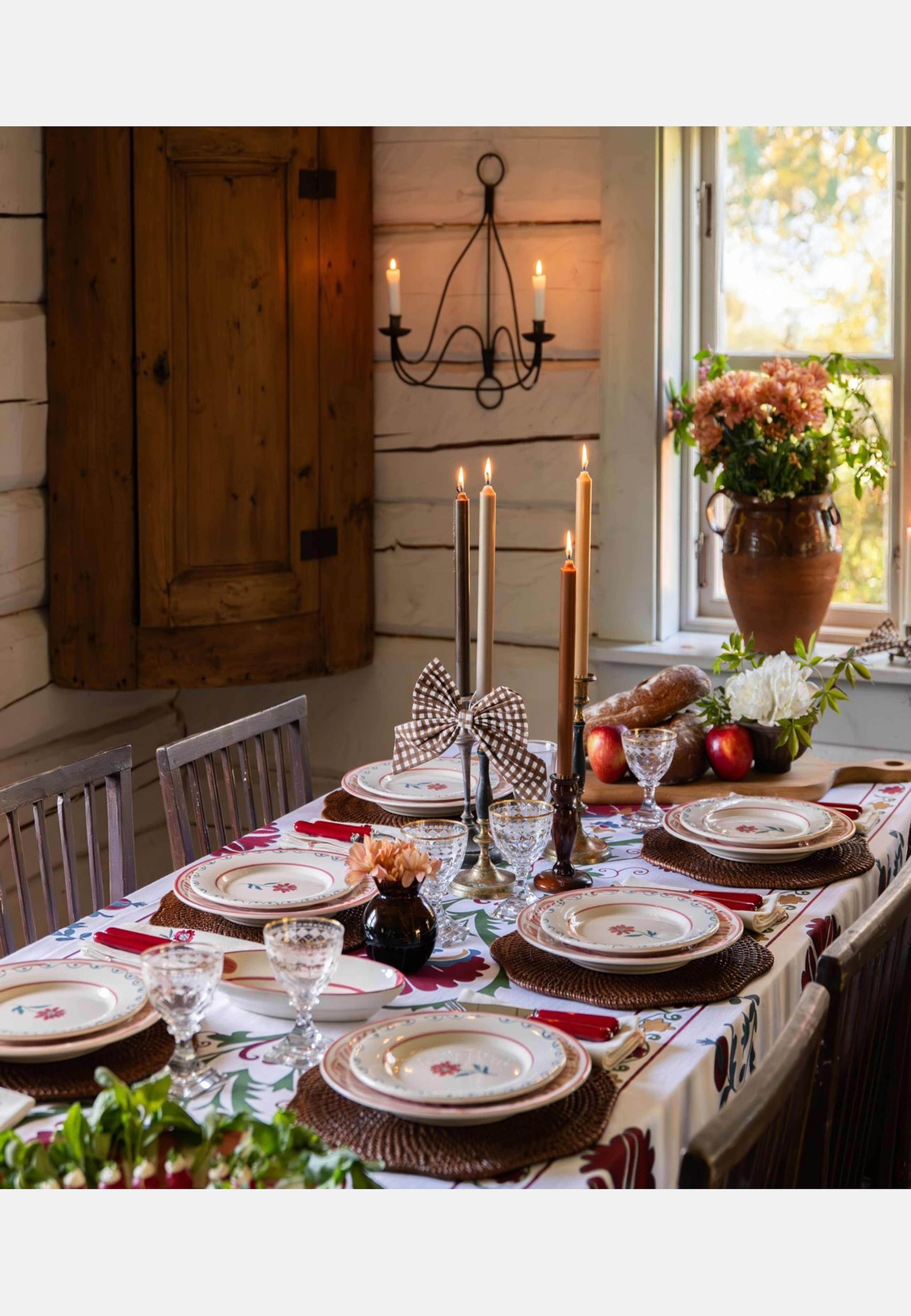 Suzani Bordsduk, från Pick A Poppy, i färgen multi. Klicka för att öppna bilden i stort format