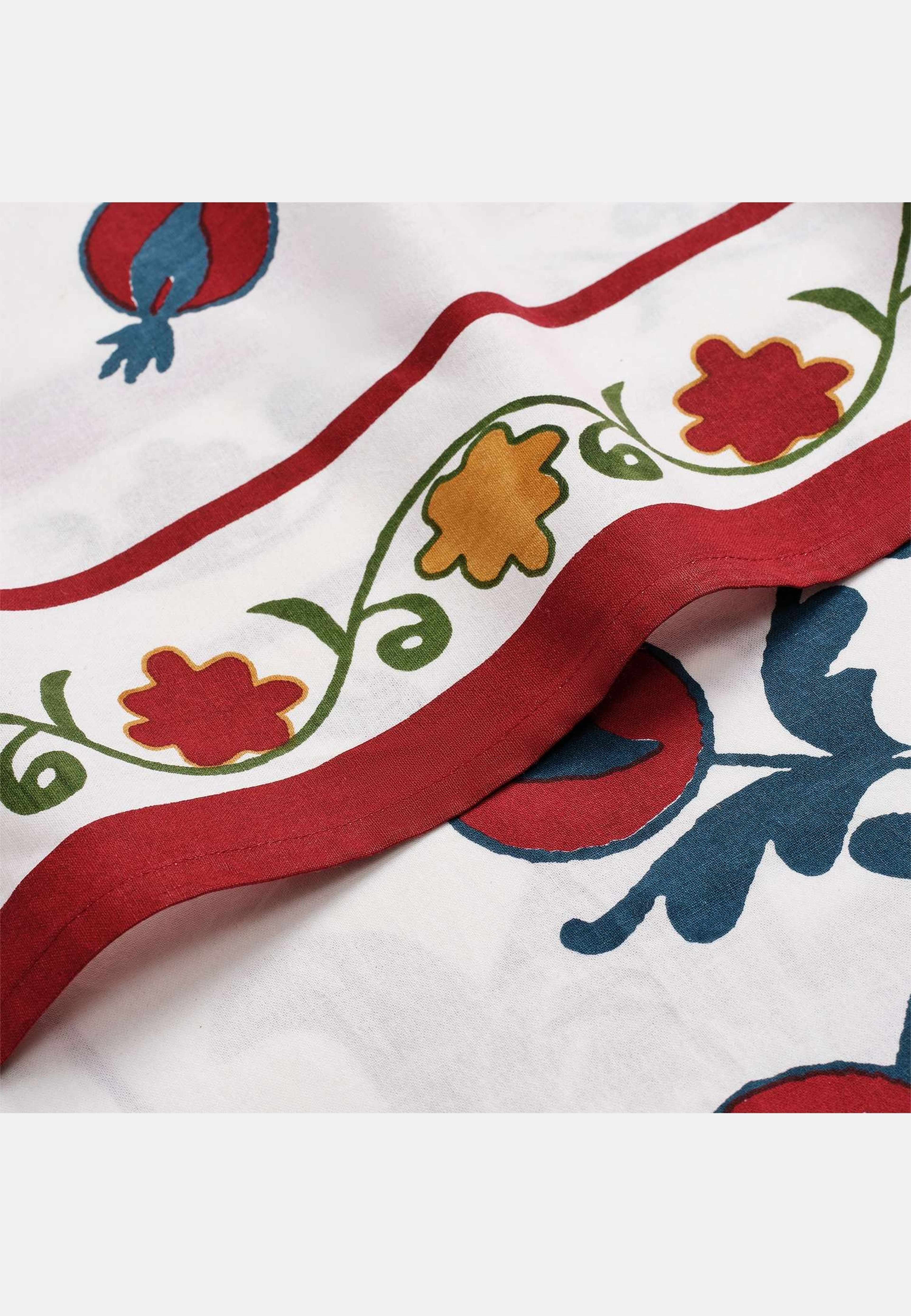 Suzani Bordsduk, från Pick A Poppy, i färgen multi. Klicka för att öppna bilden i stort format