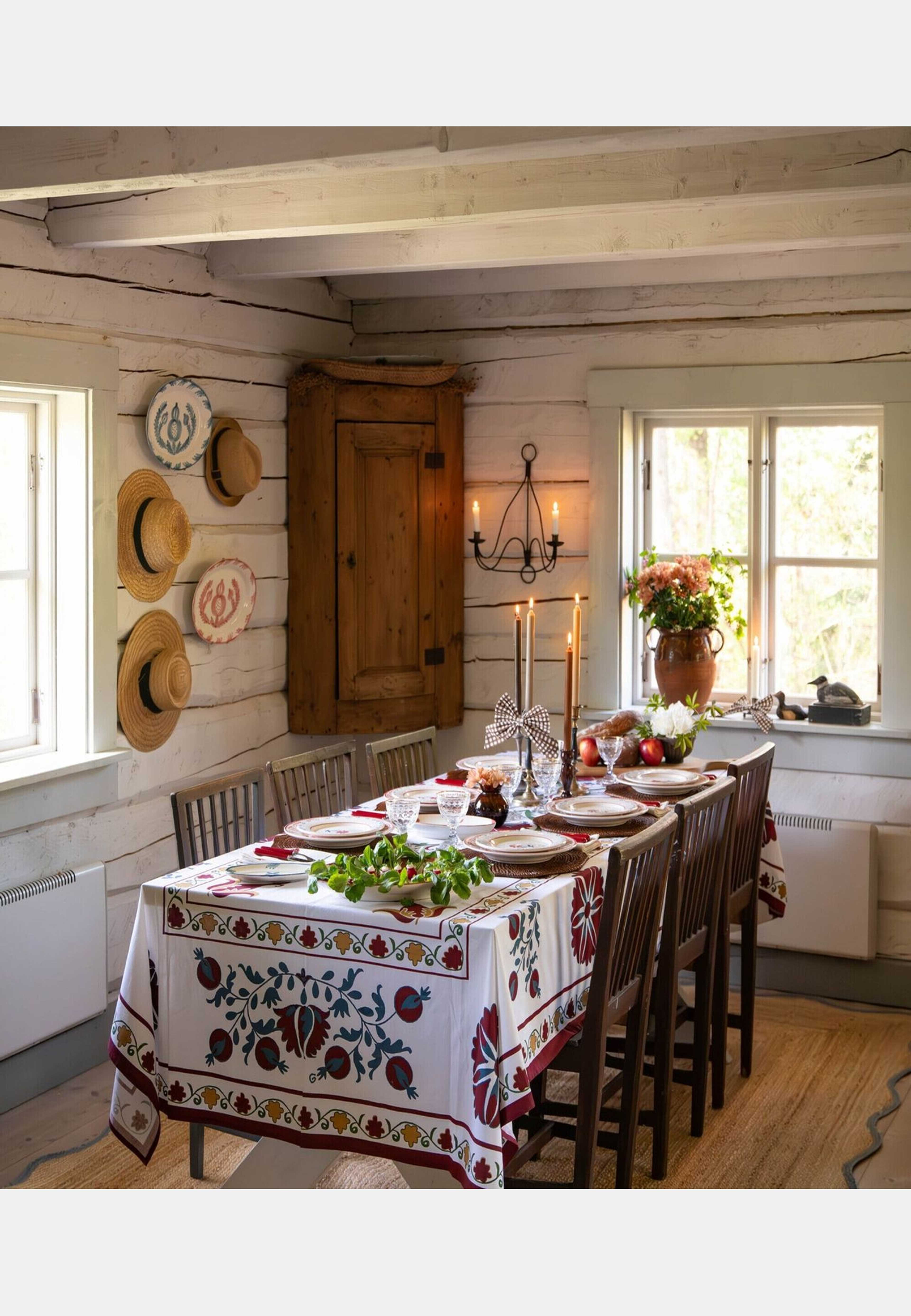 Suzani Bordsduk, från Pick A Poppy, i färgen multi. Klicka för att öppna bilden i stort format