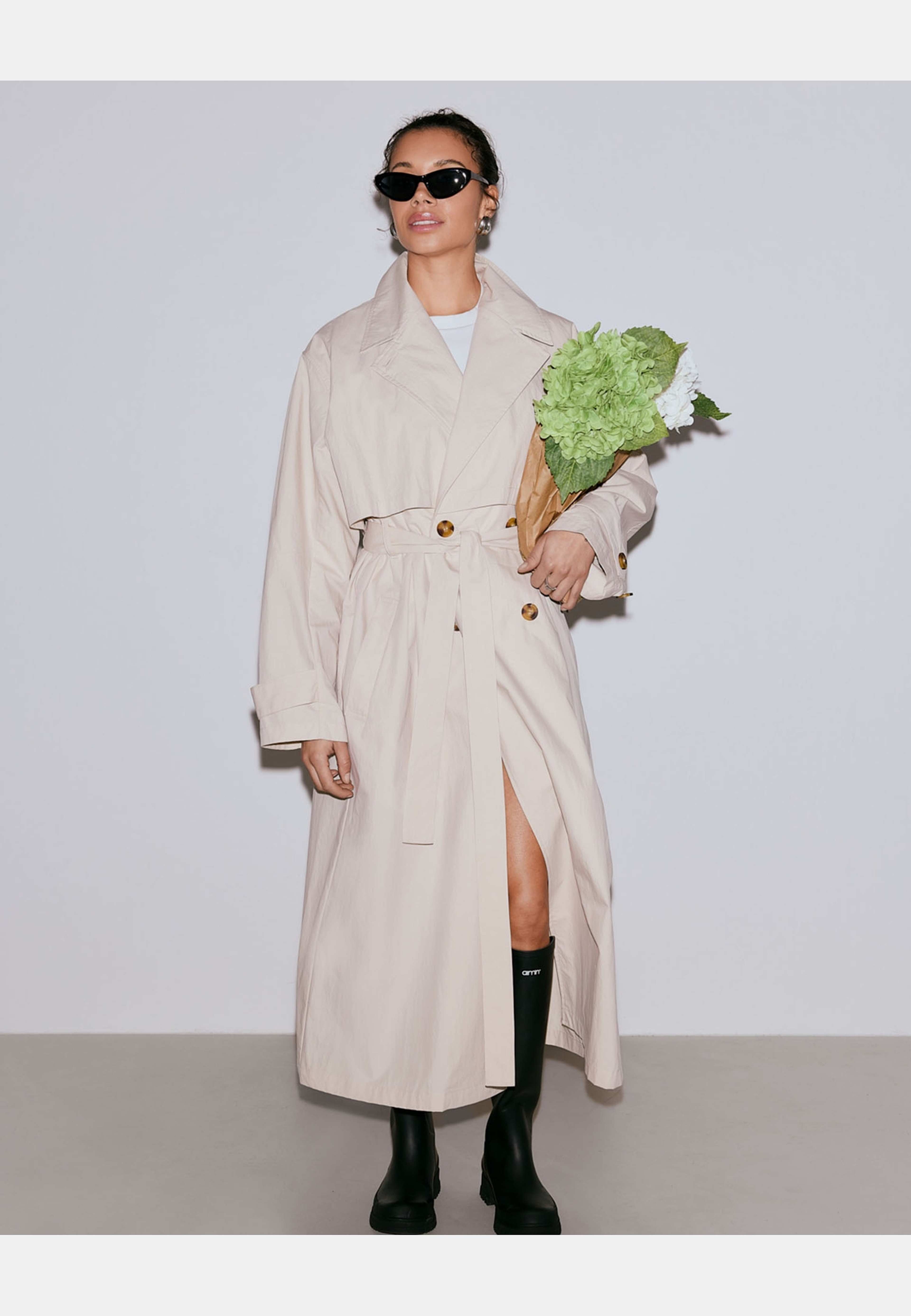 Femme Trenchcoat, från aim'n, i färgen café au lait. Klicka för att öppna bilden i stort format