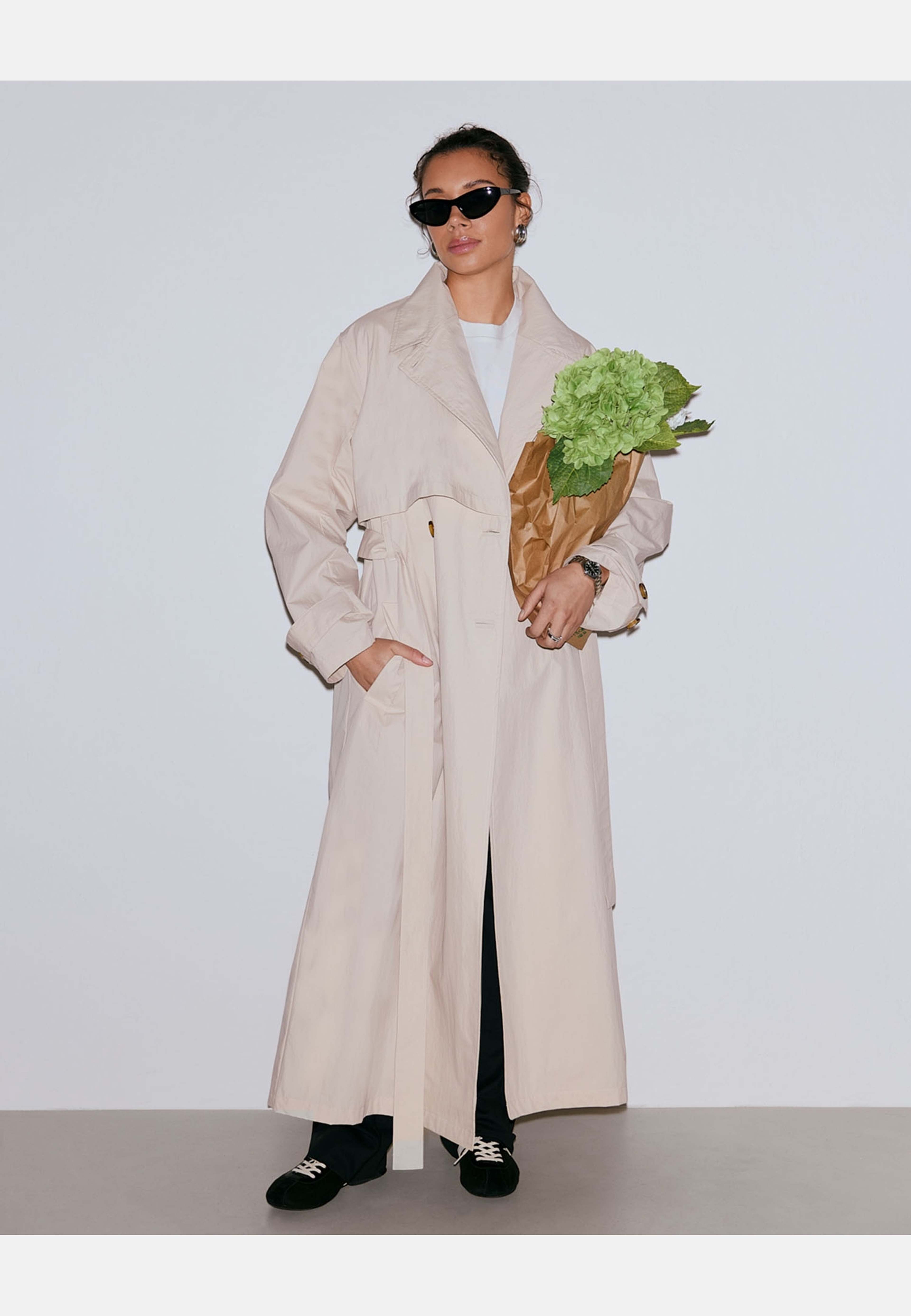 Femme Trenchcoat, från aim'n, i färgen café au lait. Klicka för att öppna bilden i stort format