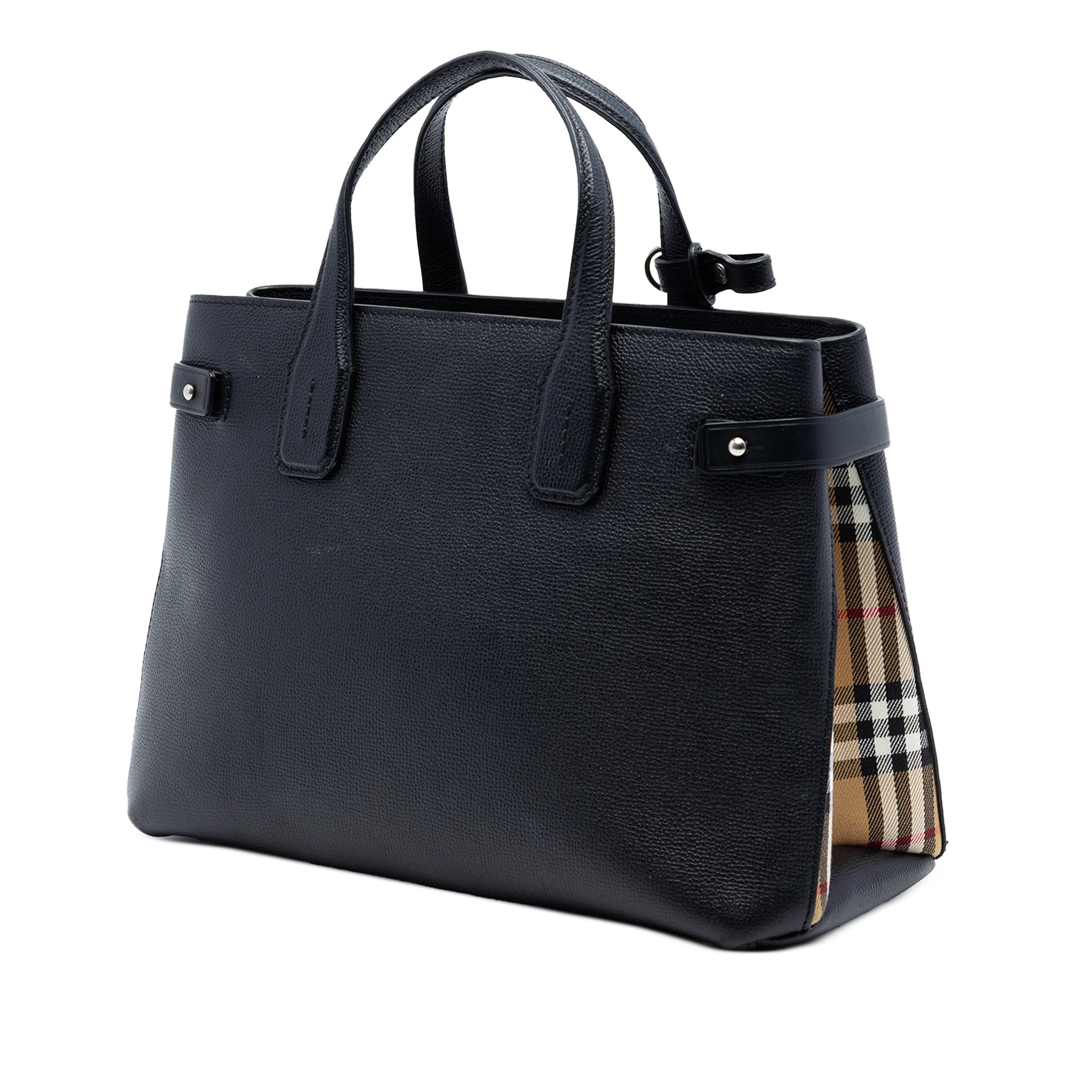 Burberry Medium Leather And House Check Banner Satchel, från Luxclusif, i färgen black. Klicka för att öppna bilden i stort format