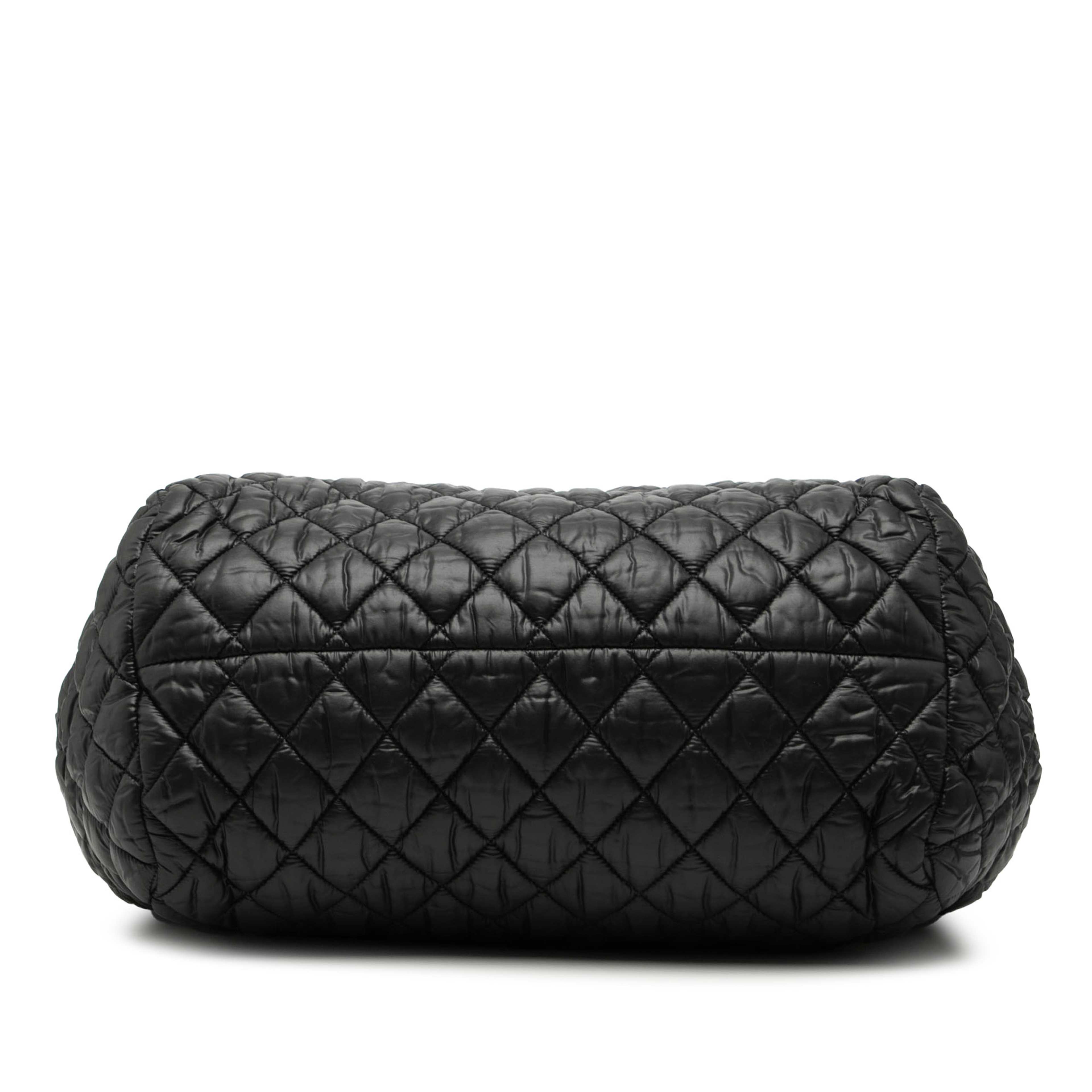 Chanel Quilted Nylon Coco Cocoon Bowling Bag, från Luxclusif, i färgen svart. Klicka för att öppna bilden i stort format