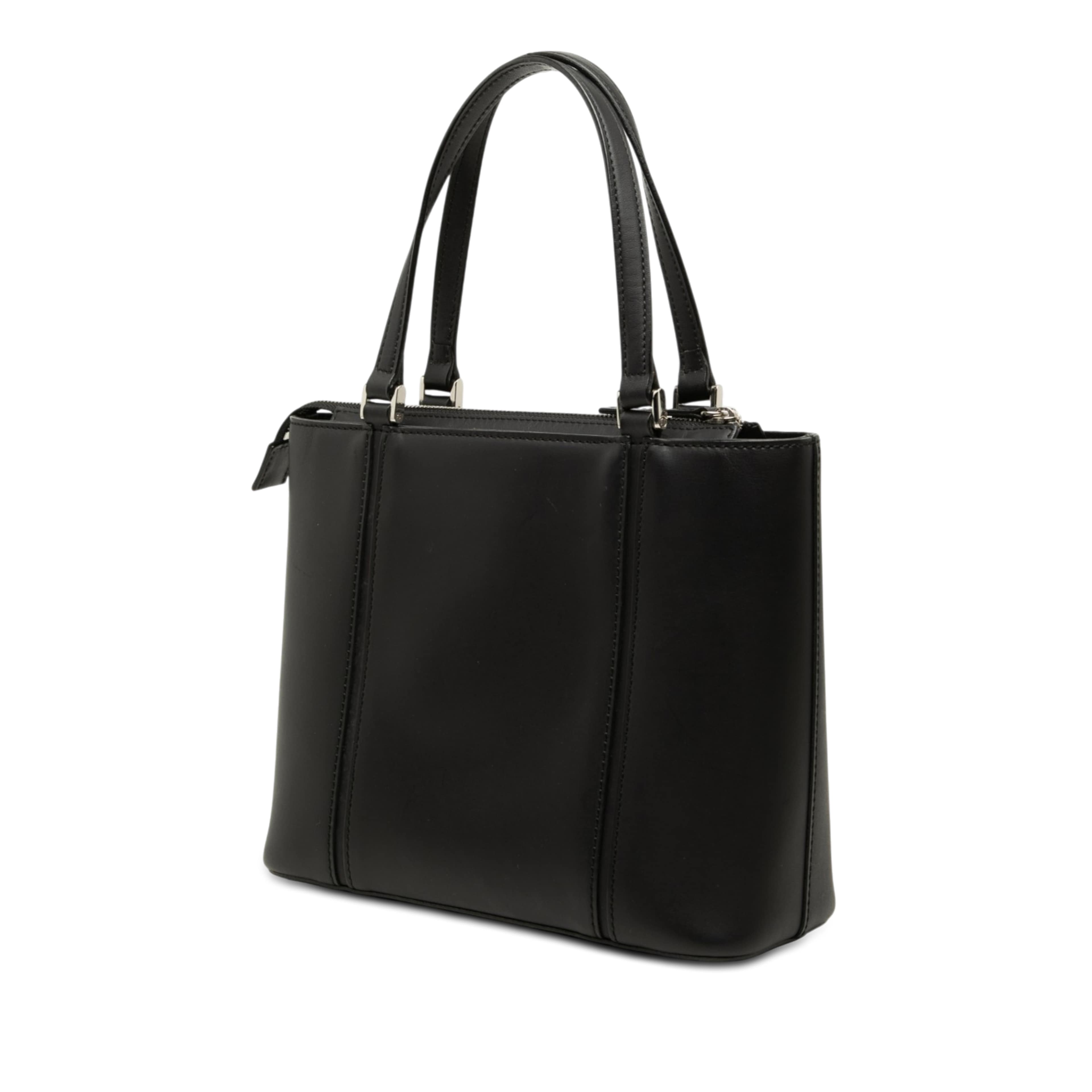 Burberry Leather Handbag, från Luxclusif, i färgen svart. Klicka för att öppna bilden i stort format