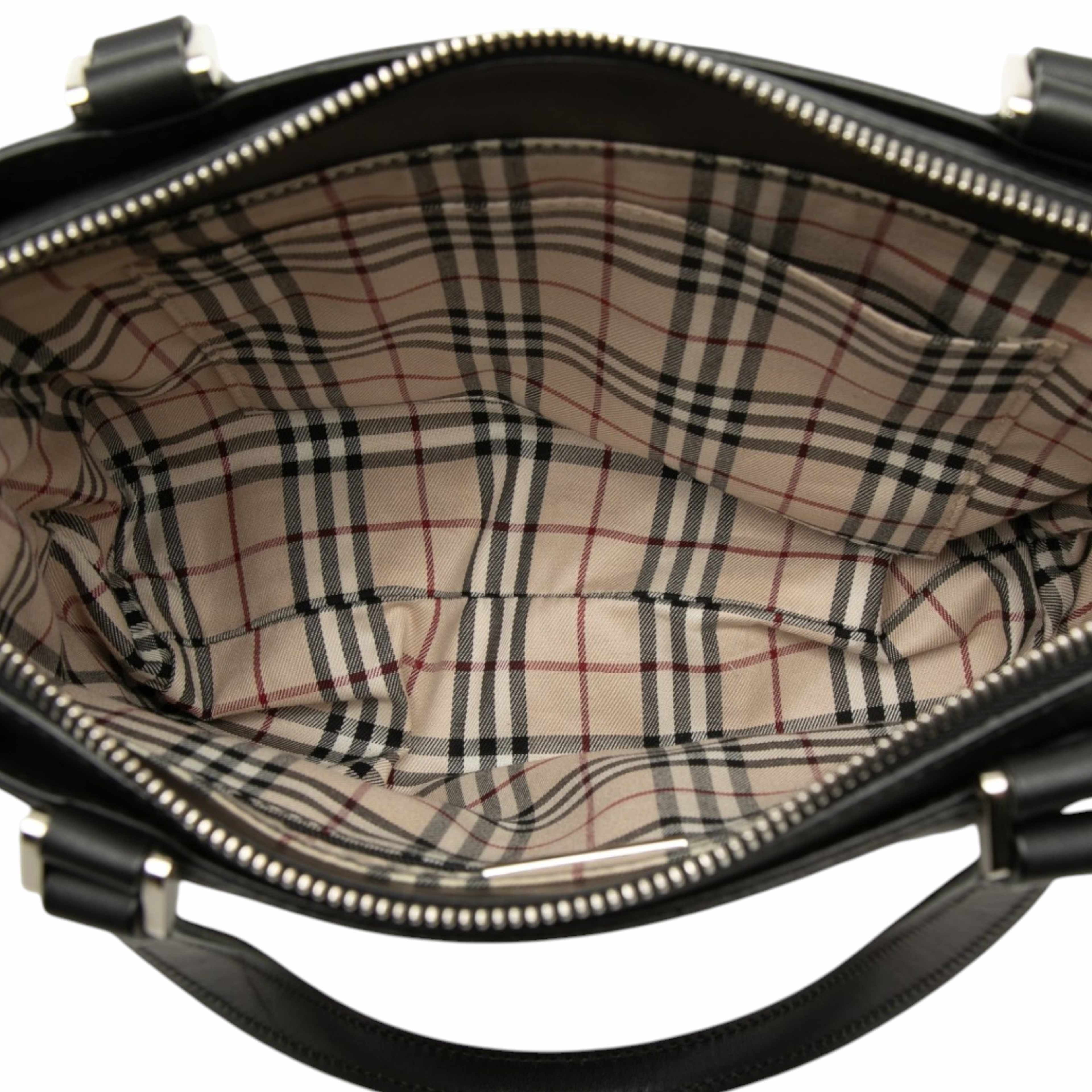 Burberry Leather Handbag, från Luxclusif, i färgen svart. Klicka för att öppna bilden i stort format
