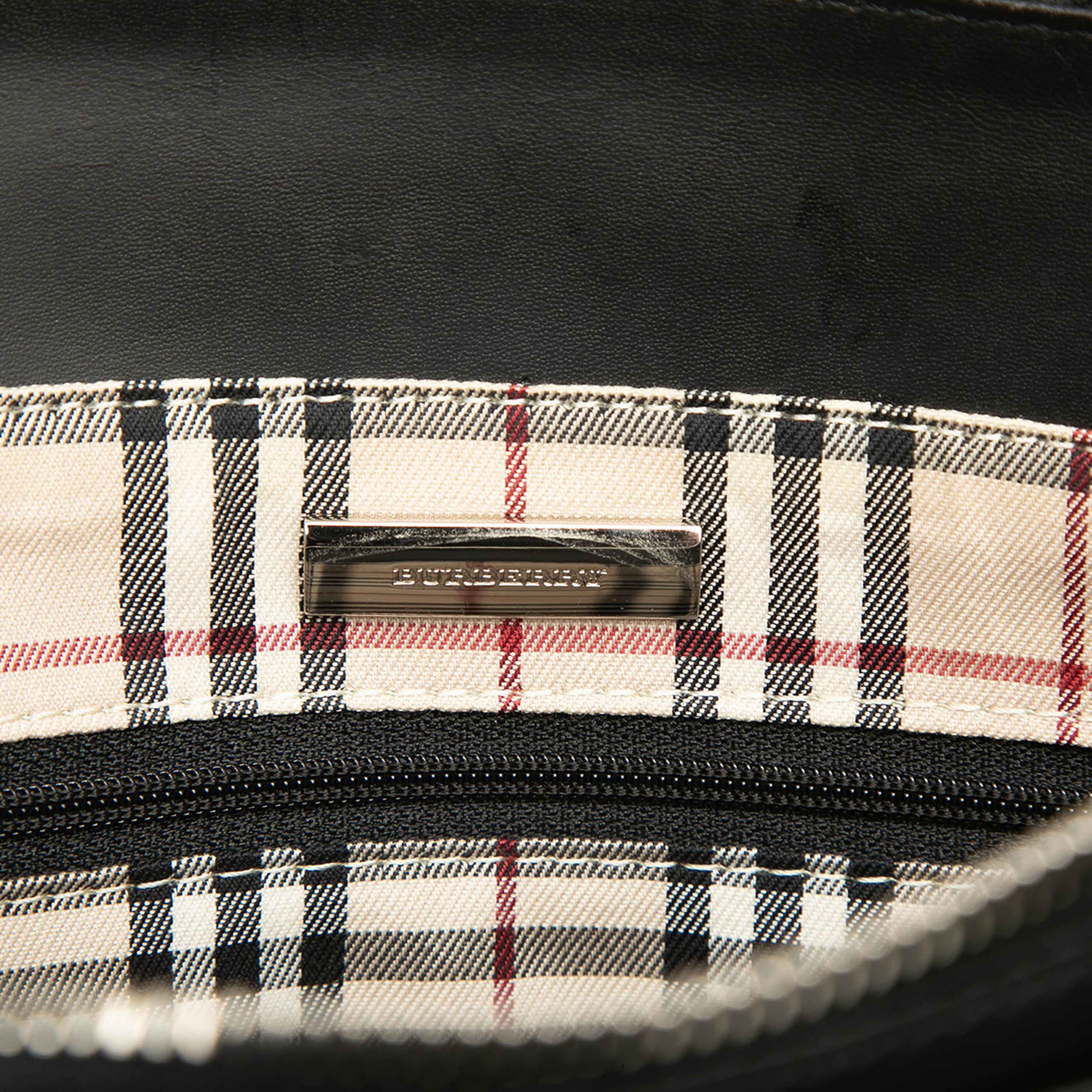 Burberry Leather Handbag, från Luxclusif, i färgen svart. Klicka för att öppna bilden i stort format