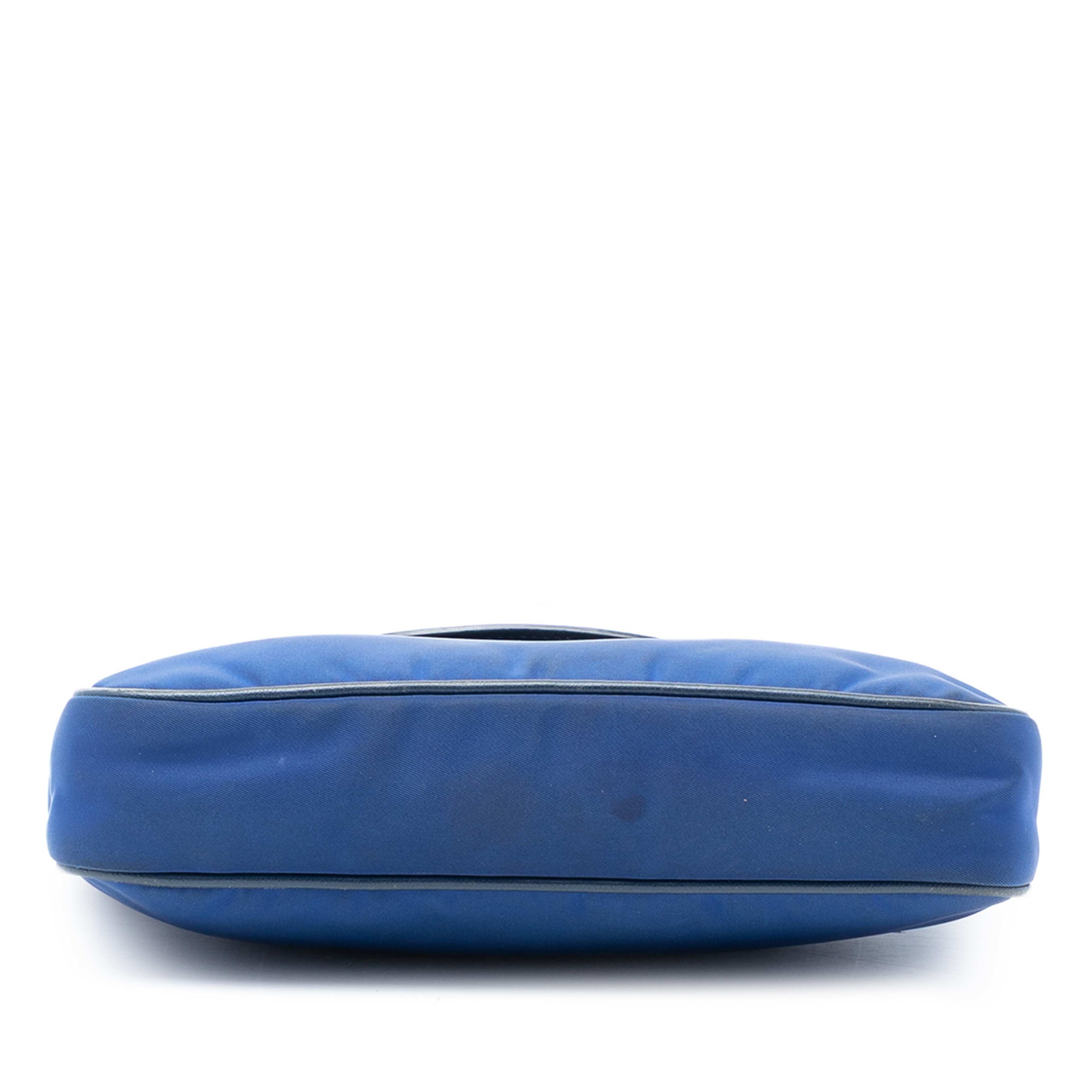 Prada Saffiano Trimmed Tessuto Chain Crossbody, från Luxclusif, i färgen blue. Klicka för att öppna bilden i stort format