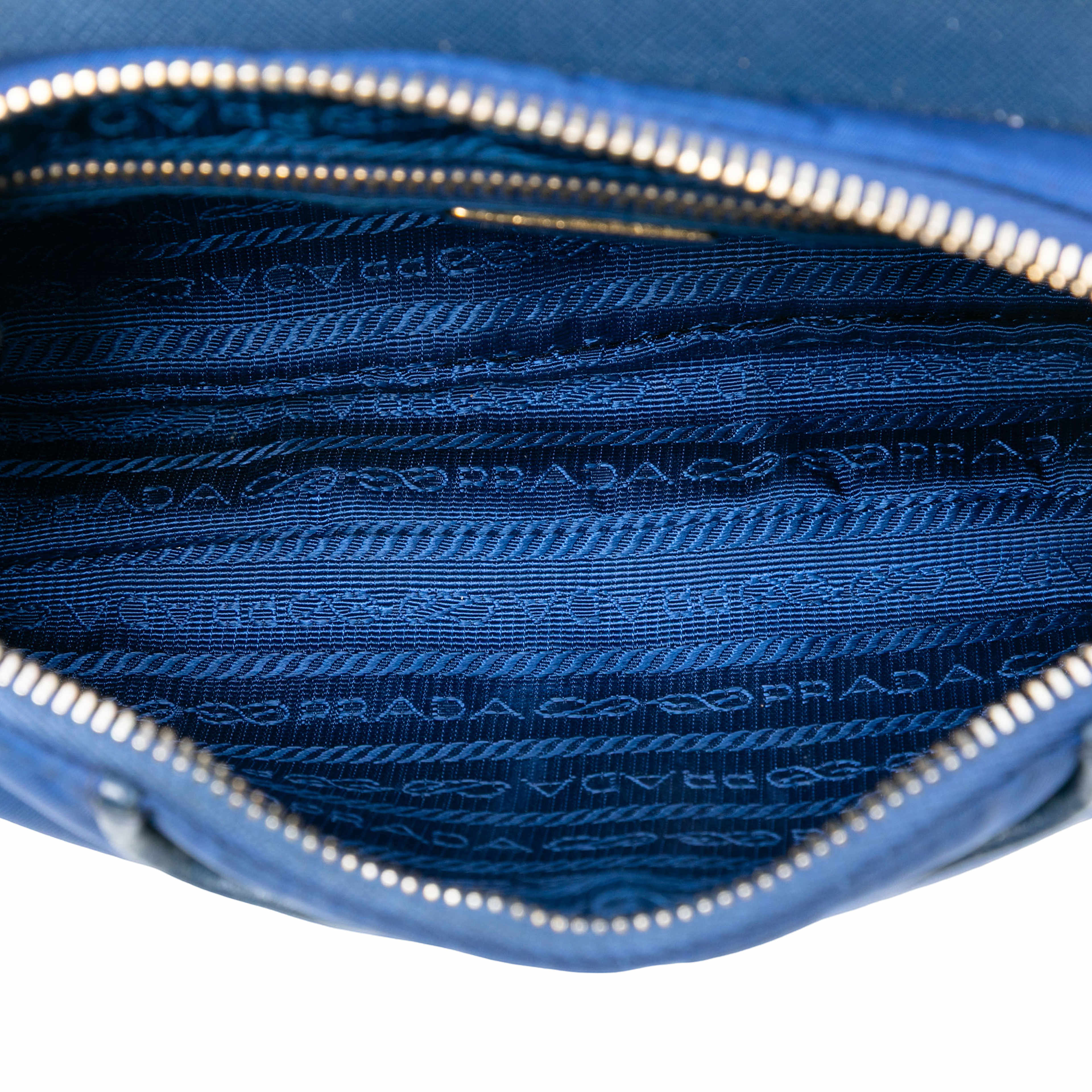 Prada Saffiano Trimmed Tessuto Chain Crossbody, från Luxclusif, i färgen blue. Klicka för att öppna bilden i stort format