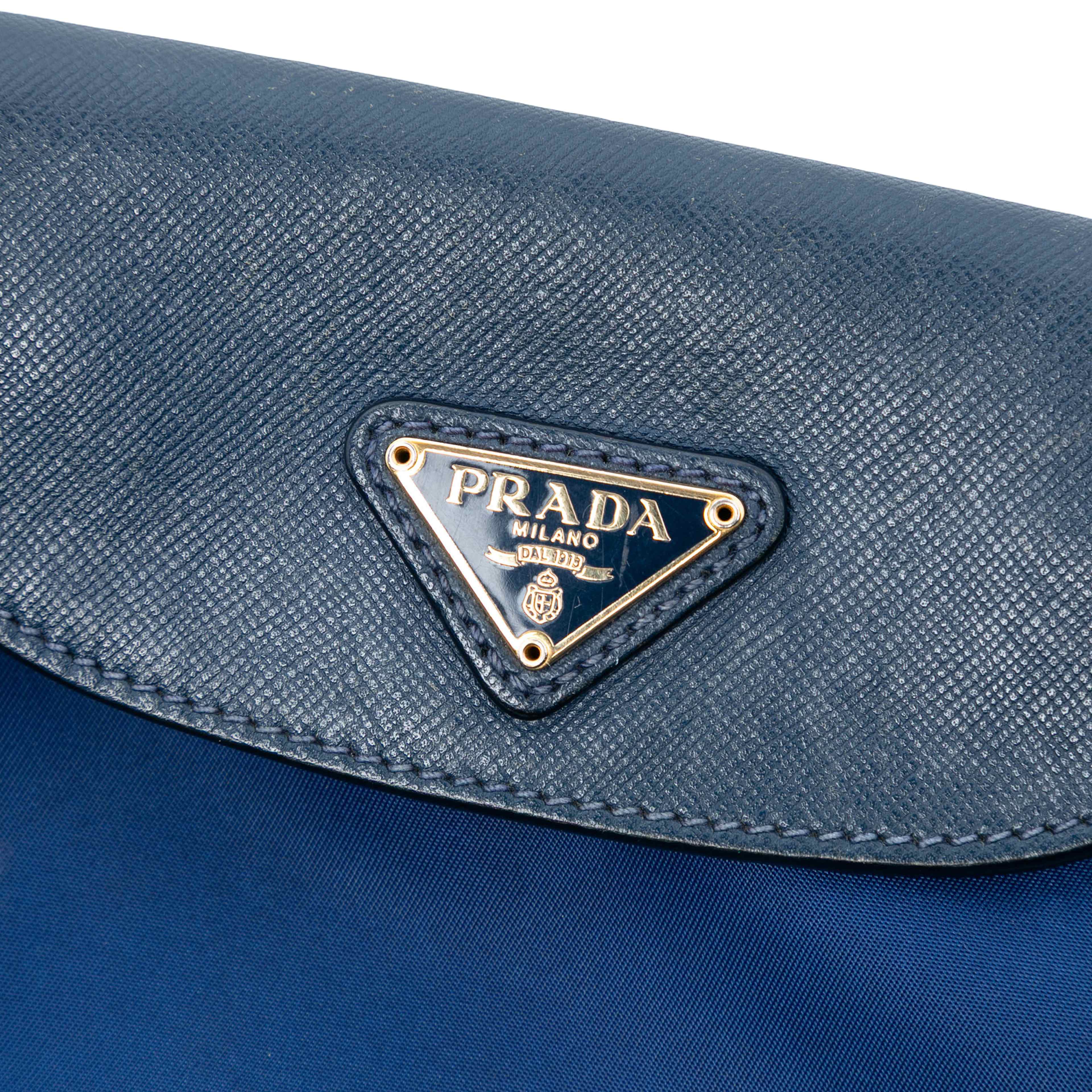 Prada Saffiano Trimmed Tessuto Chain Crossbody, från Luxclusif, i färgen blue. Klicka för att öppna bilden i stort format