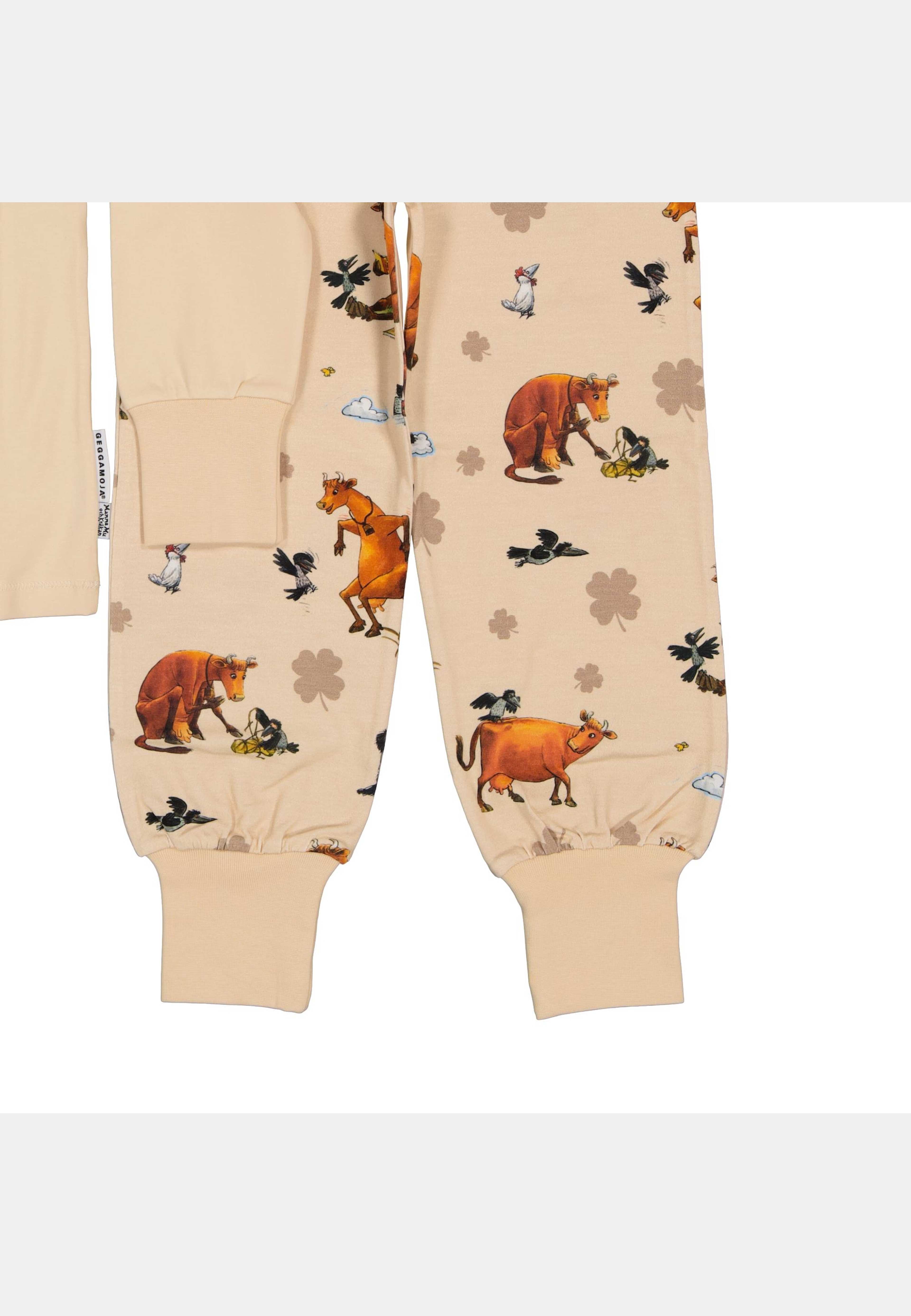 Mamma Mu Och Kråkan Pyjamas Tvådelad, från Geggamoja, i färgen beige moln. Klicka för att öppna bilden i stort format