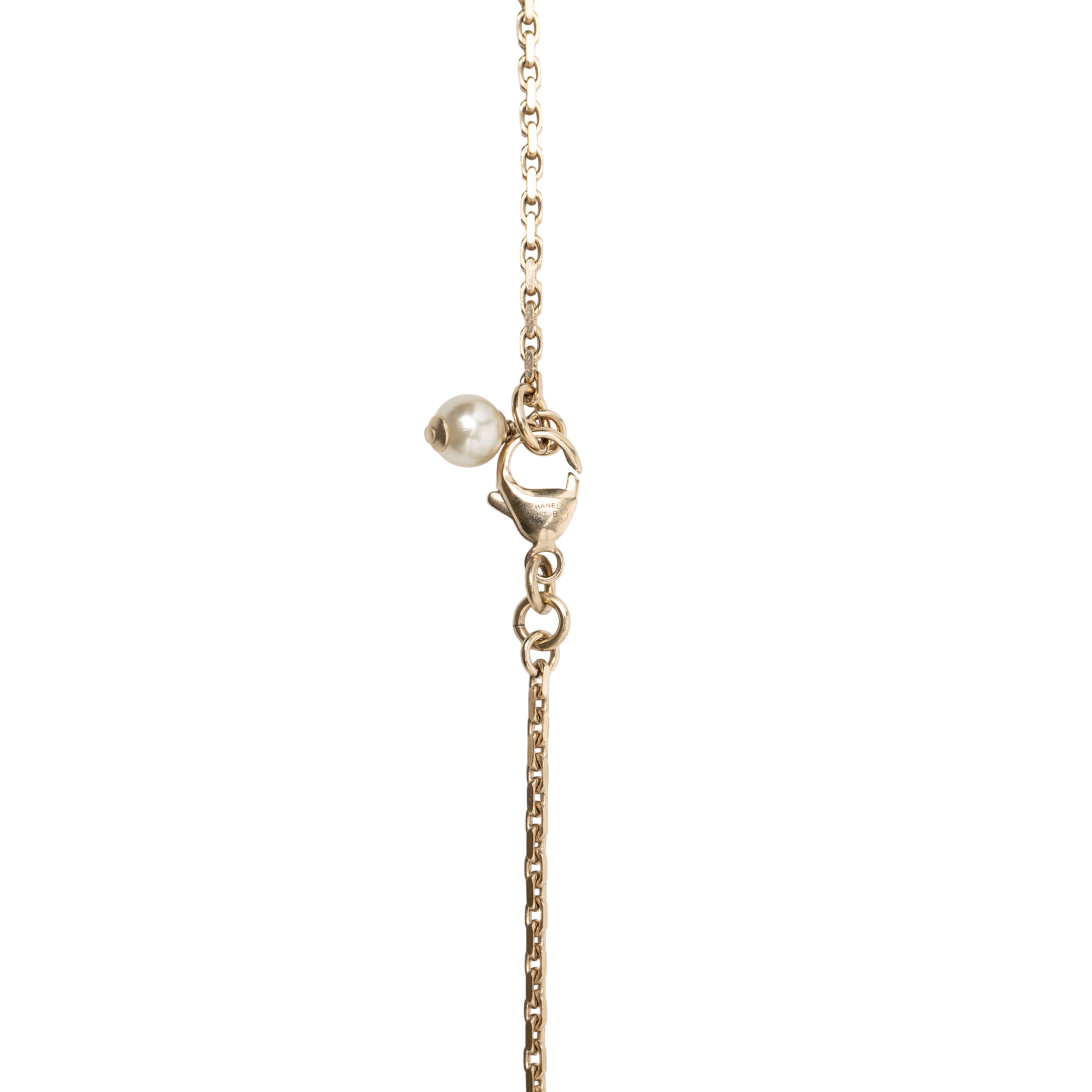Chanel Cc Silver Plated And Gold Plated Faux Pearl Rhinestone Pendant Necklace, från Luxclusif, i färgen silver. Klicka för att öppna bilden i stort format