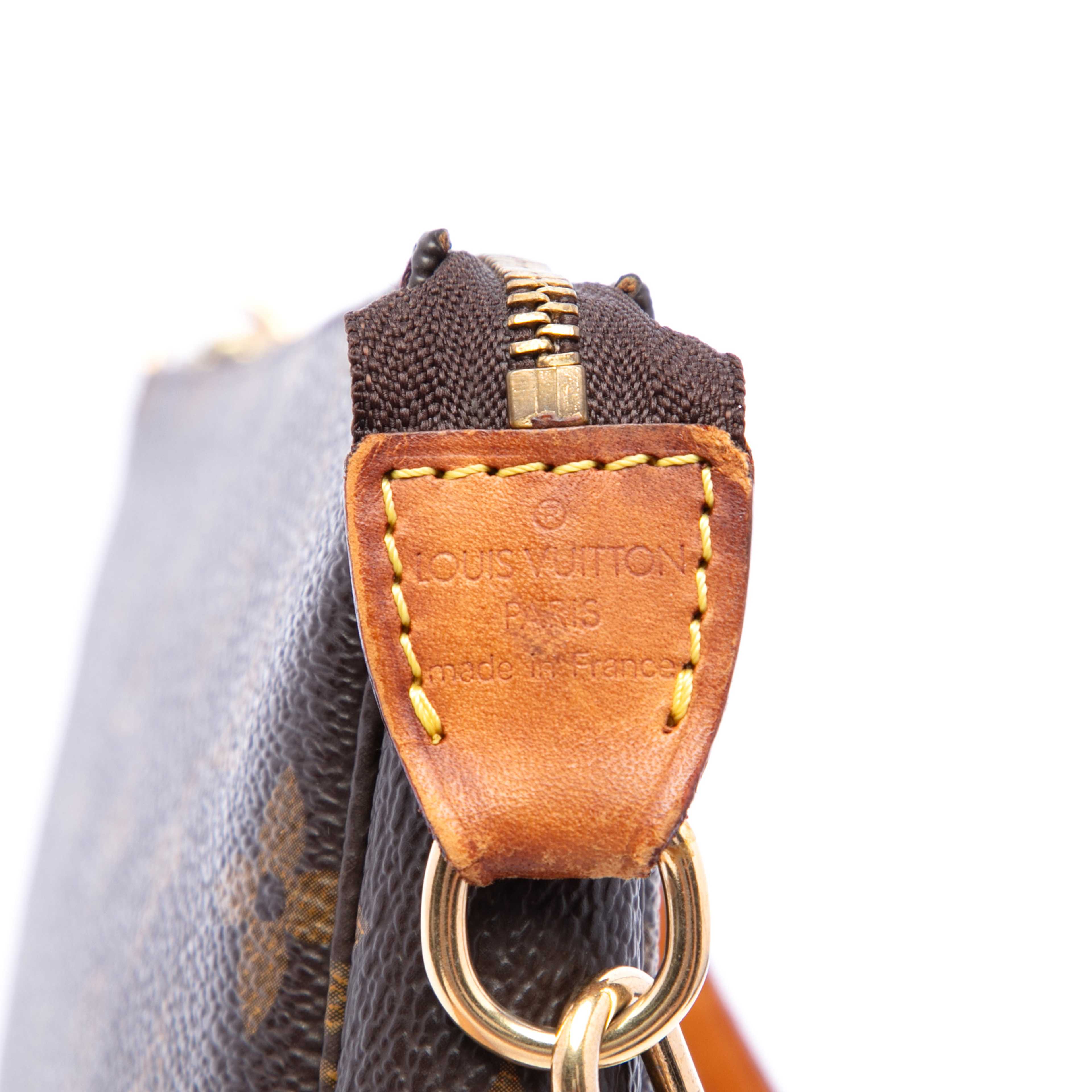 Louis Vuitton Monogram Pochette Accessoires, från Luxclusif, i färgen brun. Klicka för att öppna bilden i stort format