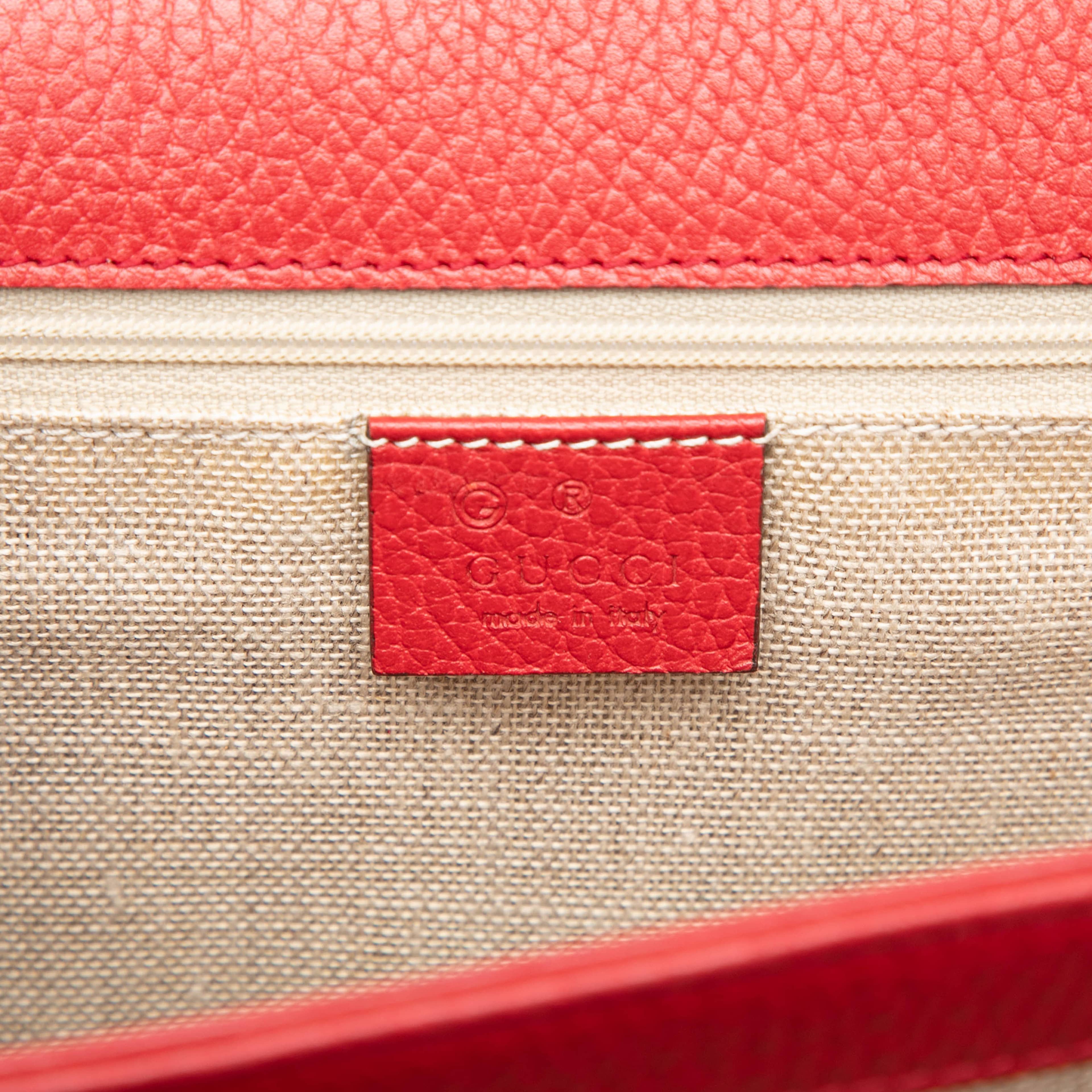 Gucci Medium Dollar Calfskin Interlocking G Crossbody, från Luxclusif, i färgen röd. Klicka för att öppna bilden i stort format