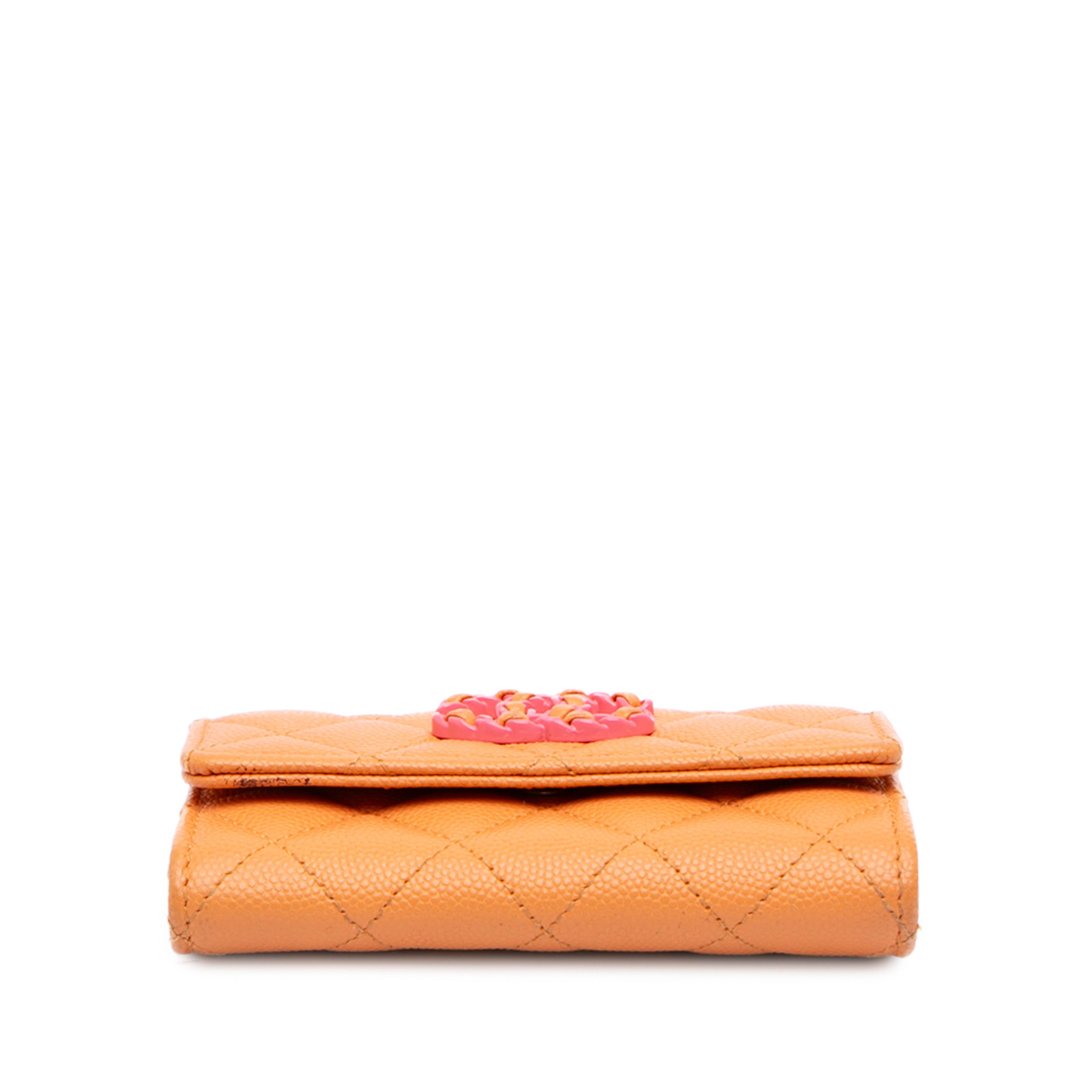 Chanel Quilted Caviar 19 Flap Card Holder, från Luxclusif, i färgen orange. Klicka för att öppna bilden i stort format