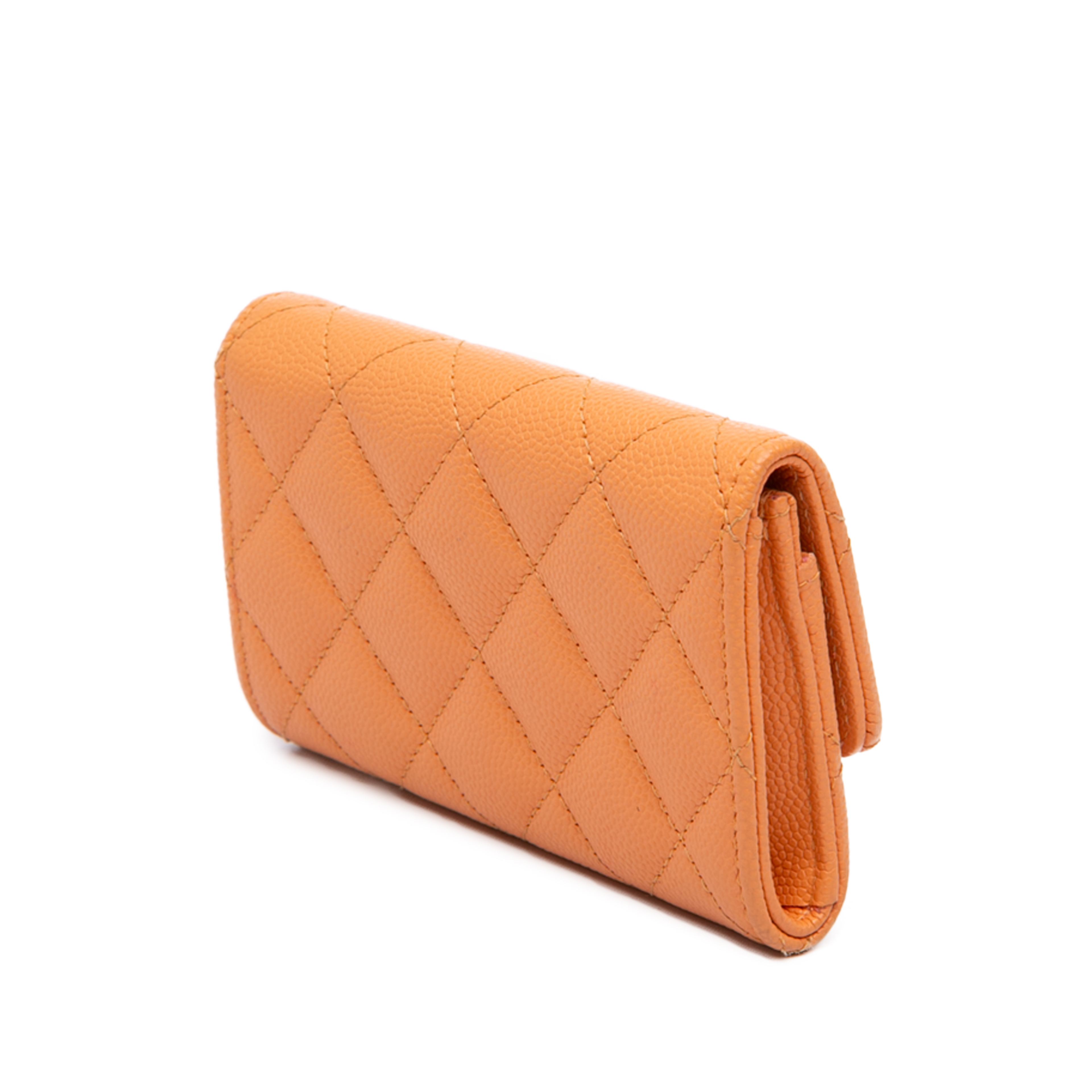 Chanel Quilted Caviar 19 Flap Card Holder, från Luxclusif, i färgen orange. Klicka för att öppna bilden i stort format