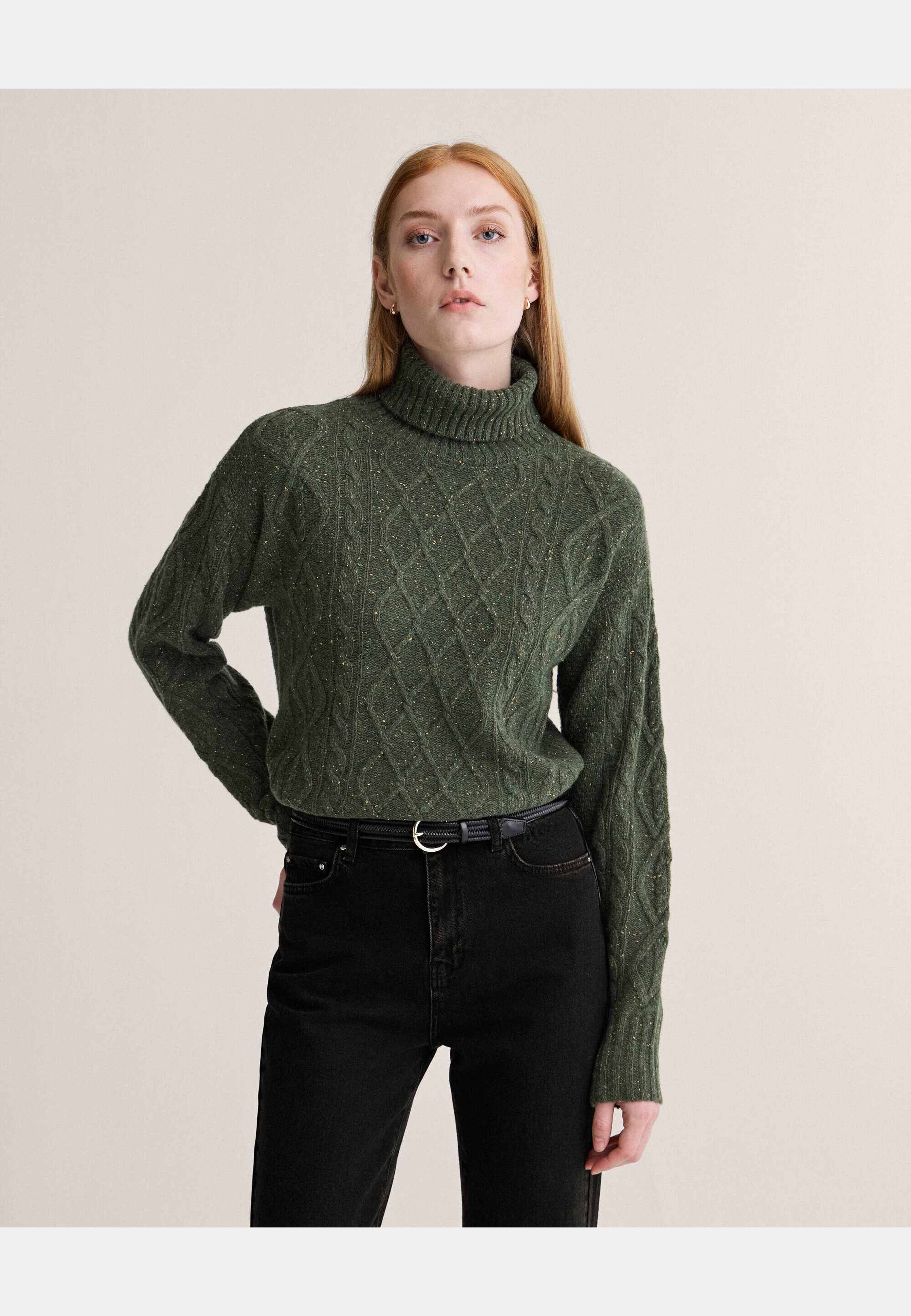 Simone Tweed Turtleneck Sweater, från Newhouse, i färgen mörkgrön. Klicka för att öppna bilden i stort format