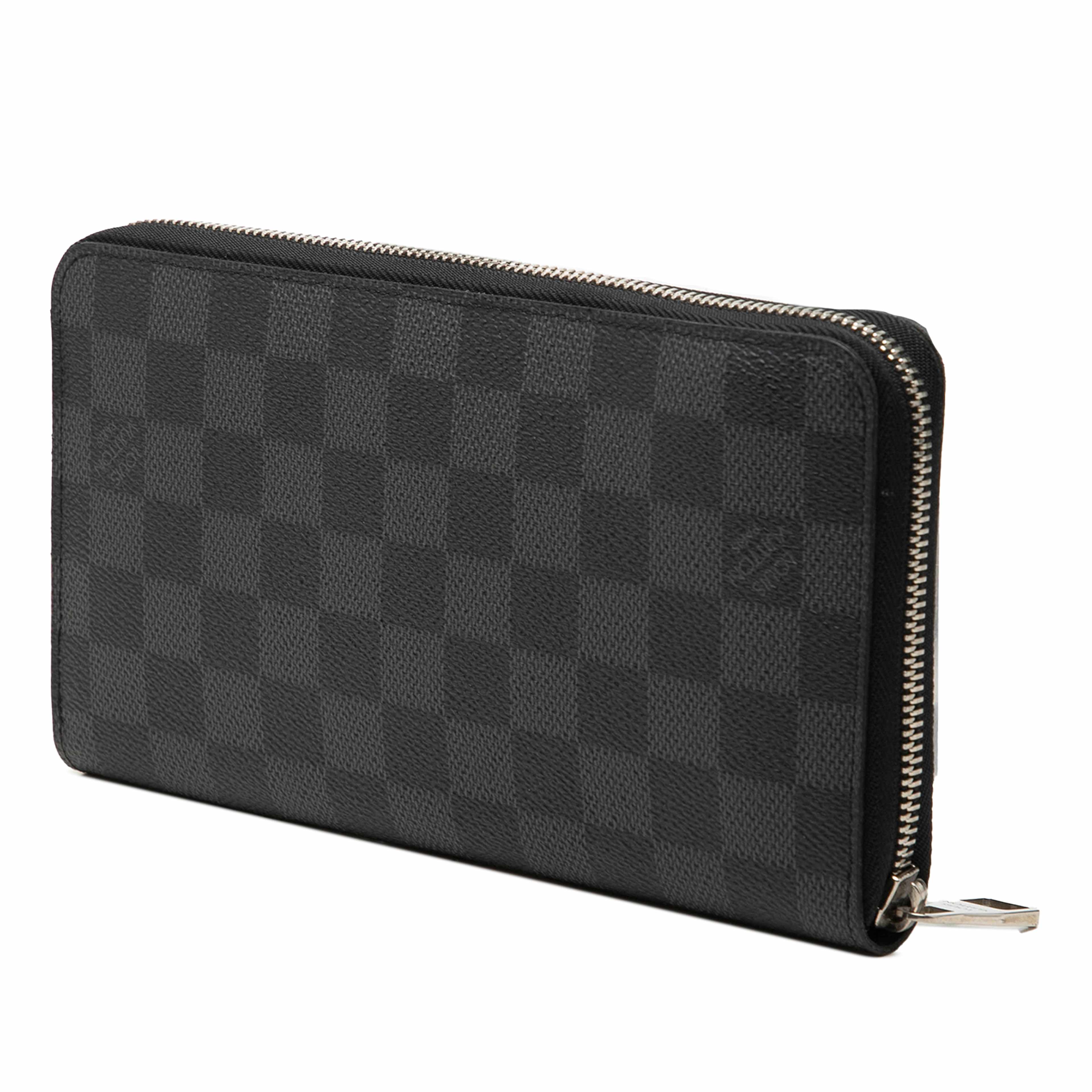 Louis Vuitton Damier Graphite Zippy Organizer Wallet, från Luxclusif, i färgen svart. Klicka för att öppna bilden i stort format