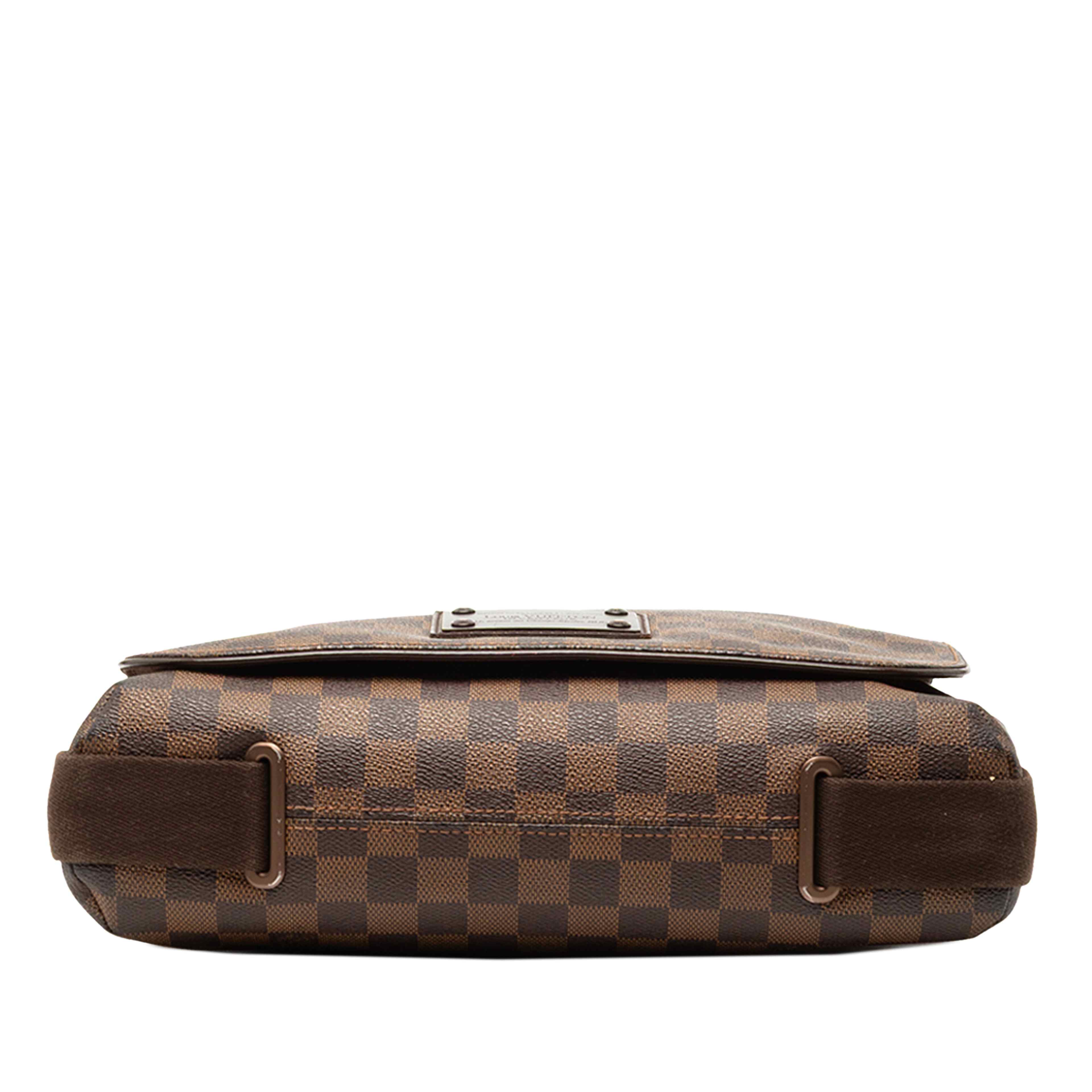 Louis Vuitton Damier Ebene Brooklyn Mm, från Luxclusif, i färgen brown. Klicka för att öppna bilden i stort format