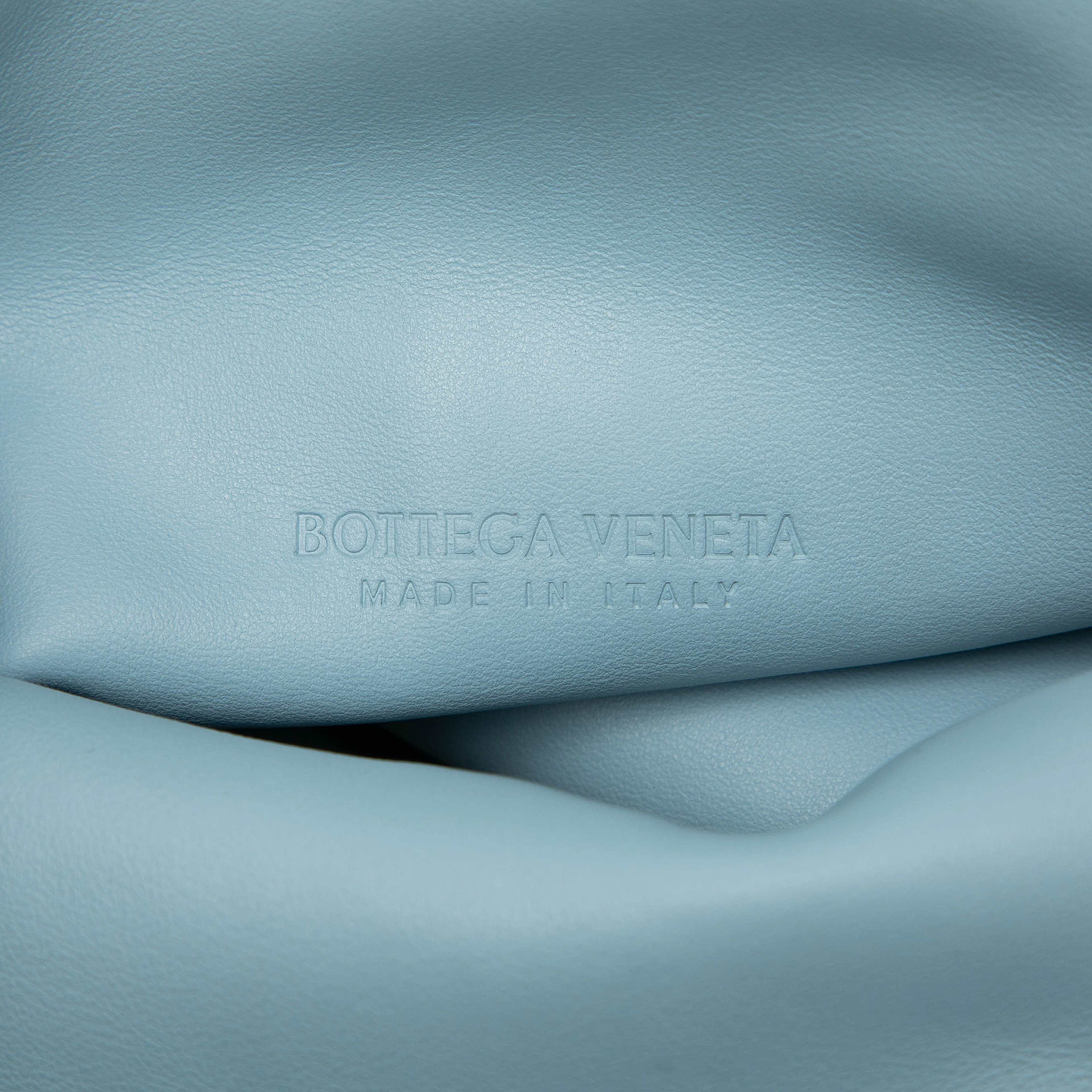 Bottega Veneta Leather Bv Trine Angular Clutch, från Luxclusif, i färgen light blue. Klicka för att öppna bilden i stort format