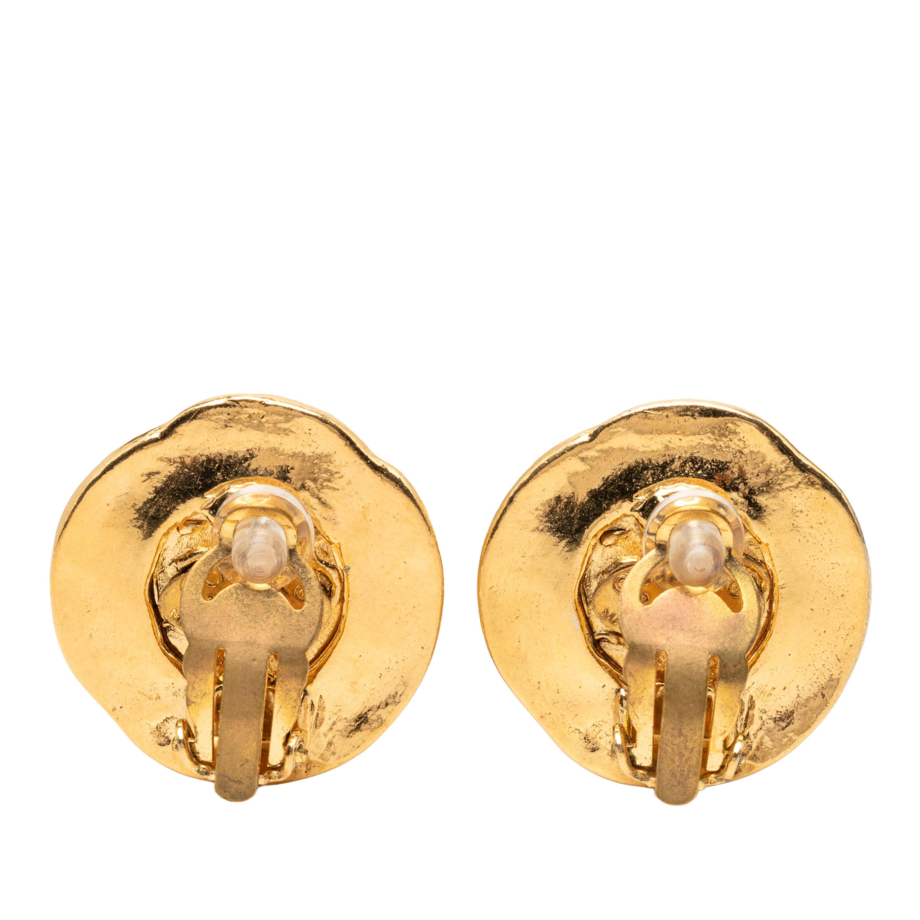 Chanel Cc Gold Plated Round Clip On Earrings, från Luxclusif, i färgen guld. Klicka för att öppna bilden i stort format