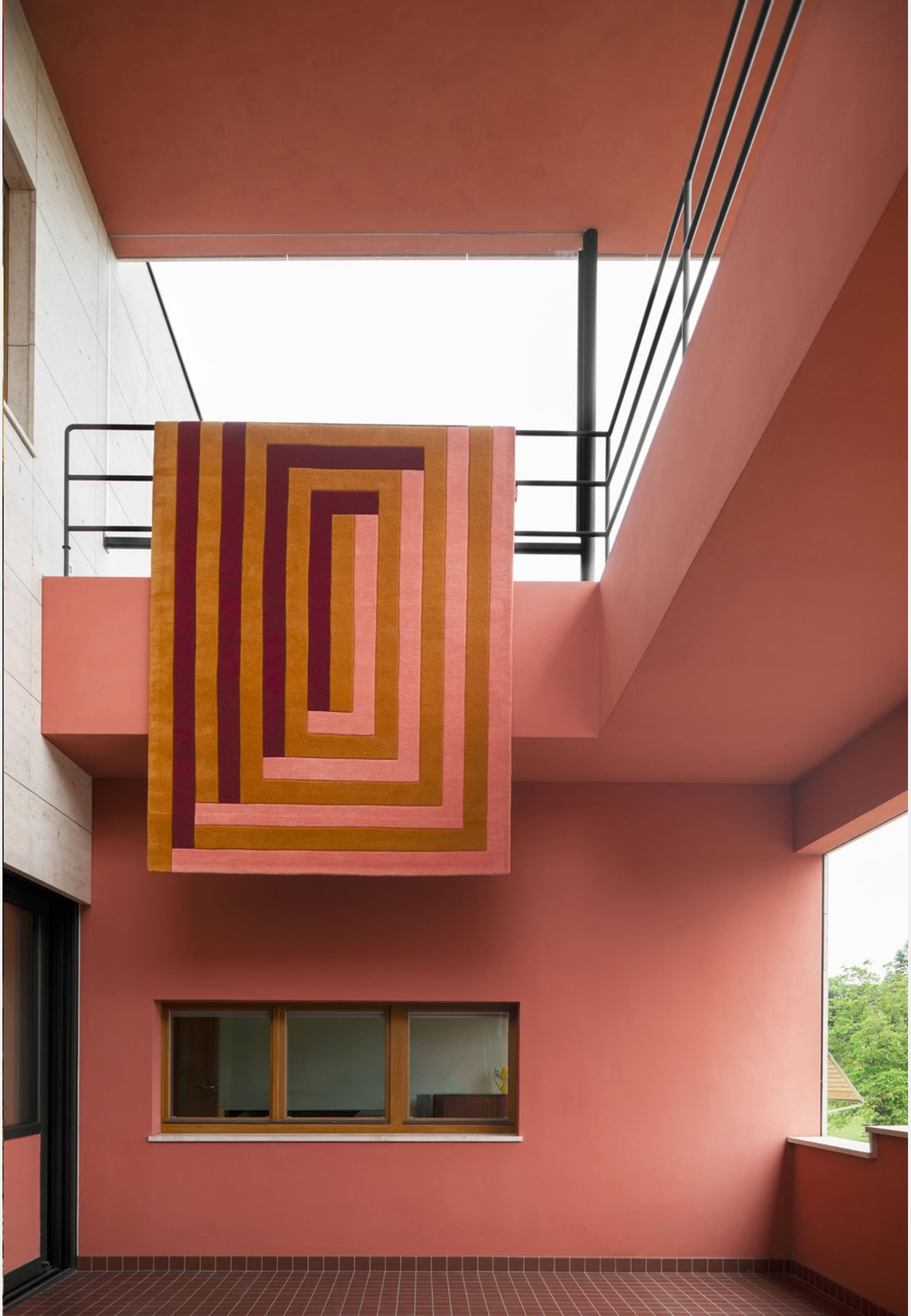 Teklan Labyrinth Coral Pink, från Layered, i färgen coral pink. Klicka för att öppna bilden i stort format