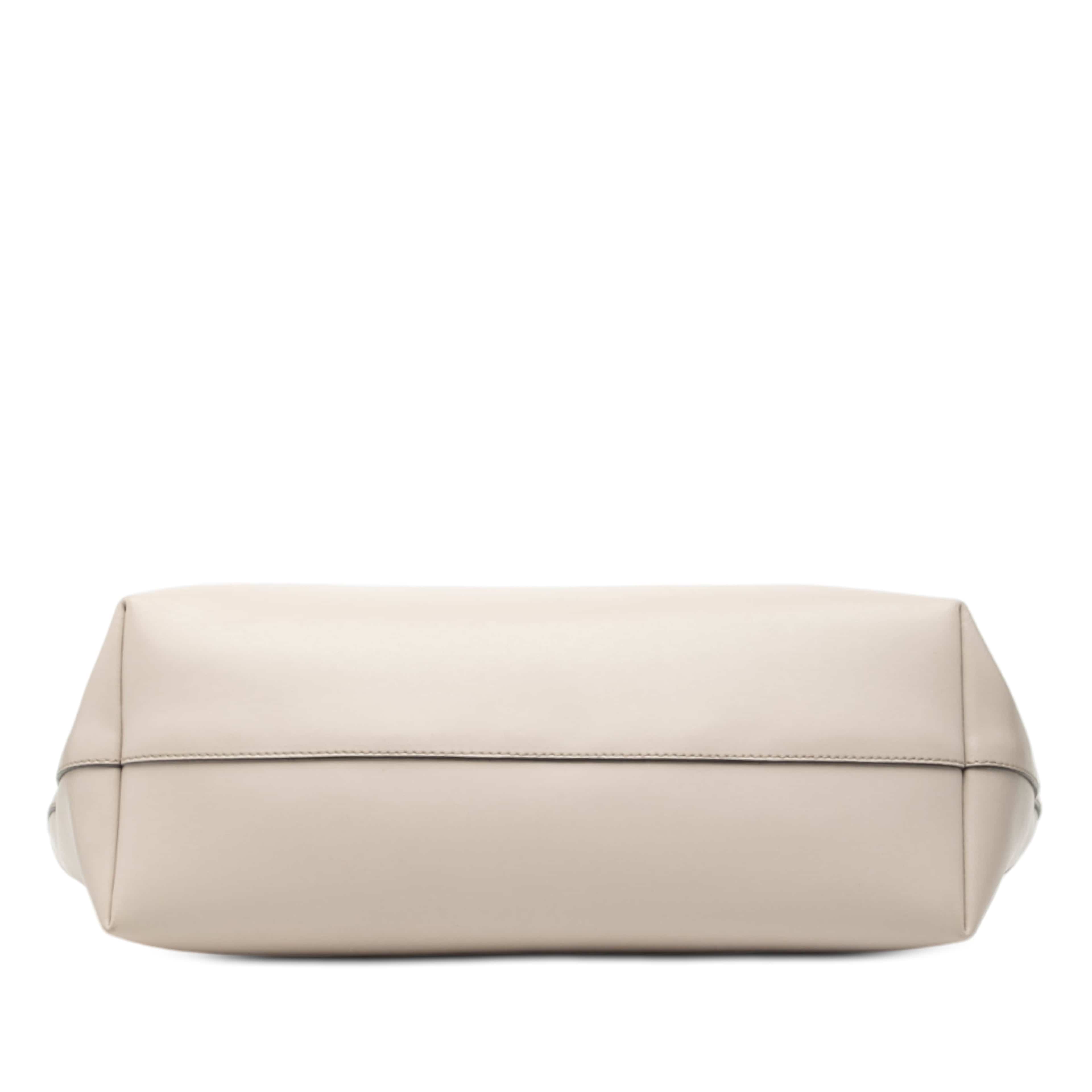 Fendi Medium Leather Monster Roll Tote, från Luxclusif, i färgen light beige. Klicka för att öppna bilden i stort format