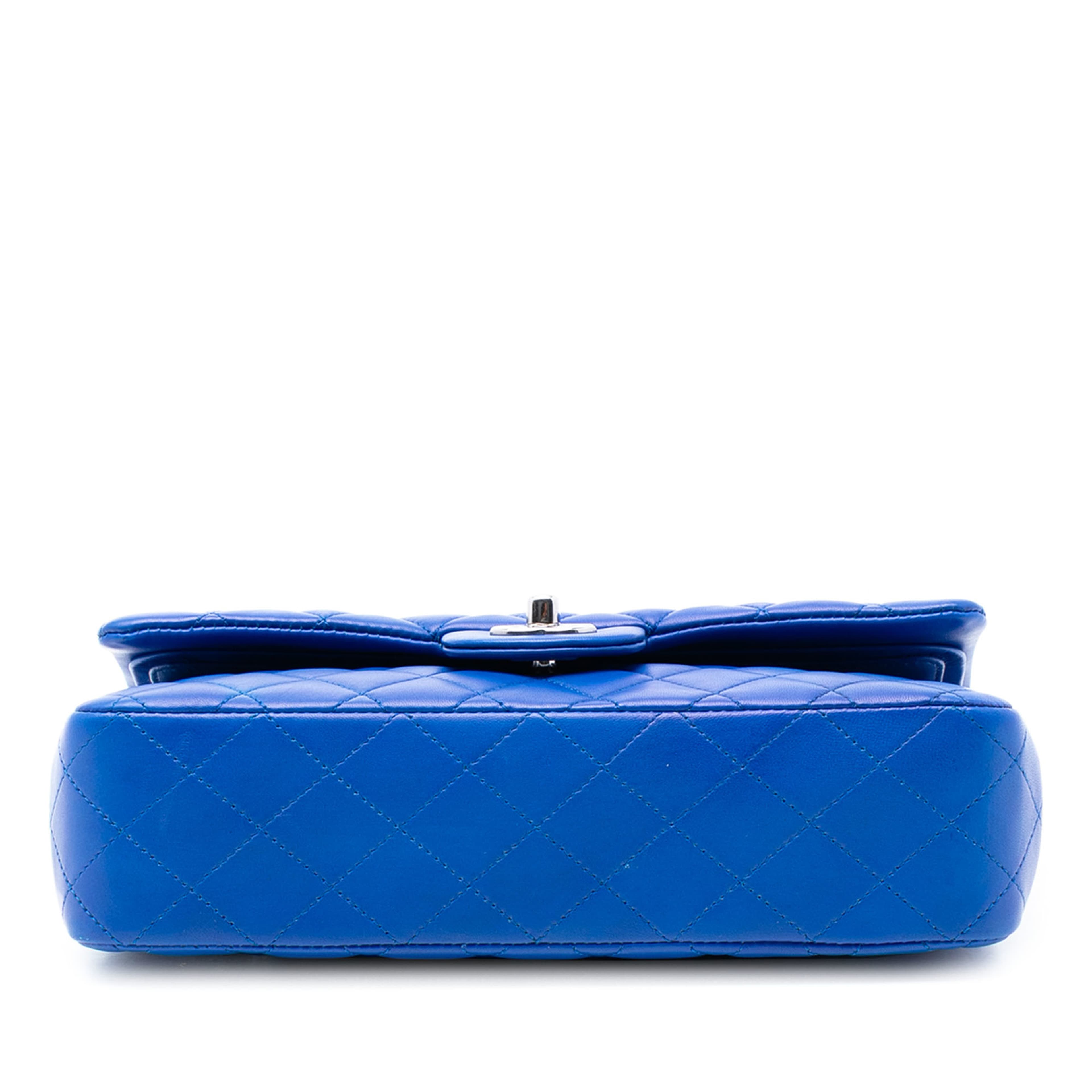 Chanel Medium Classic Lambskin Double Flap, från Luxclusif, i färgen blue. Klicka för att öppna bilden i stort format