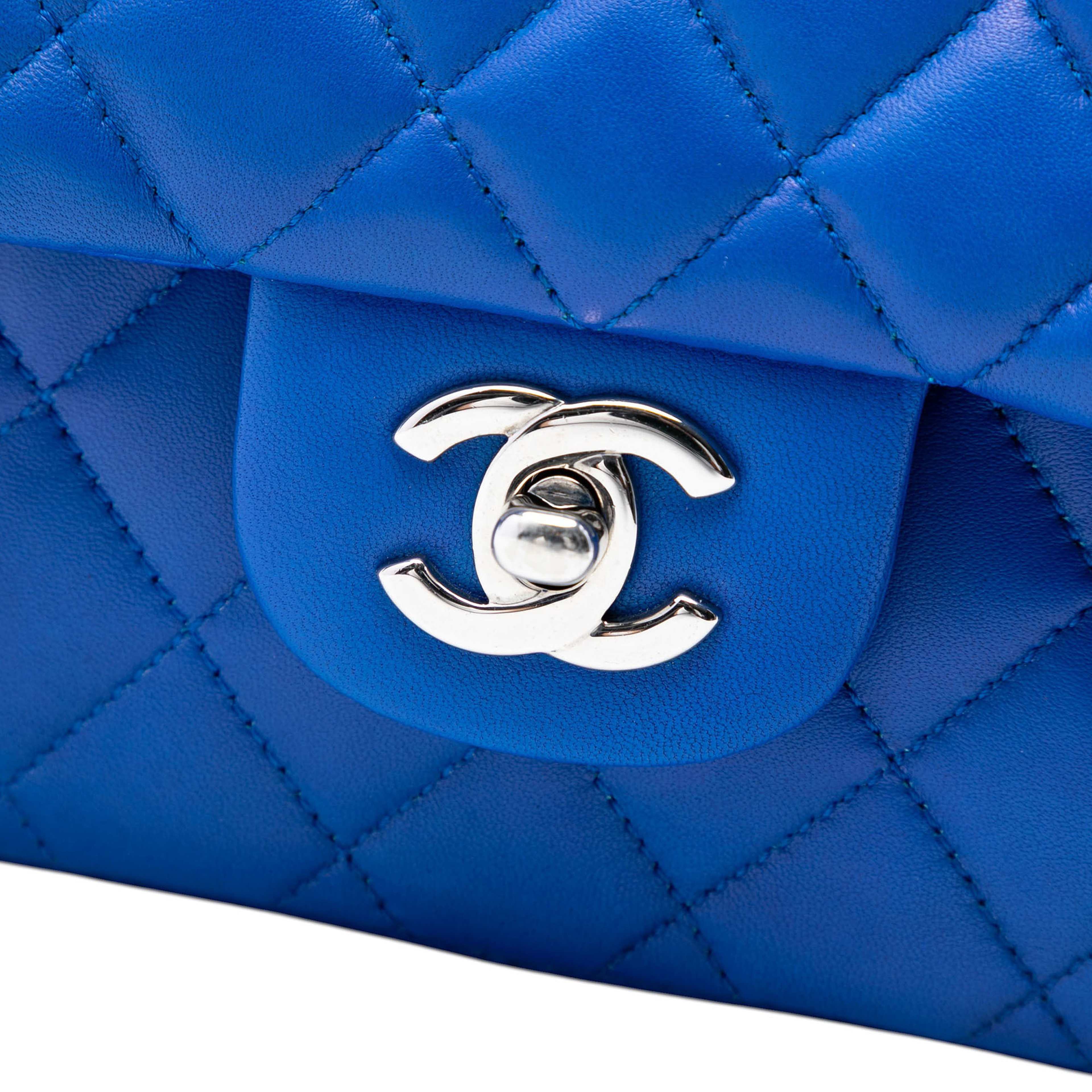 Chanel Medium Classic Lambskin Double Flap, från Luxclusif, i färgen blue. Klicka för att öppna bilden i stort format