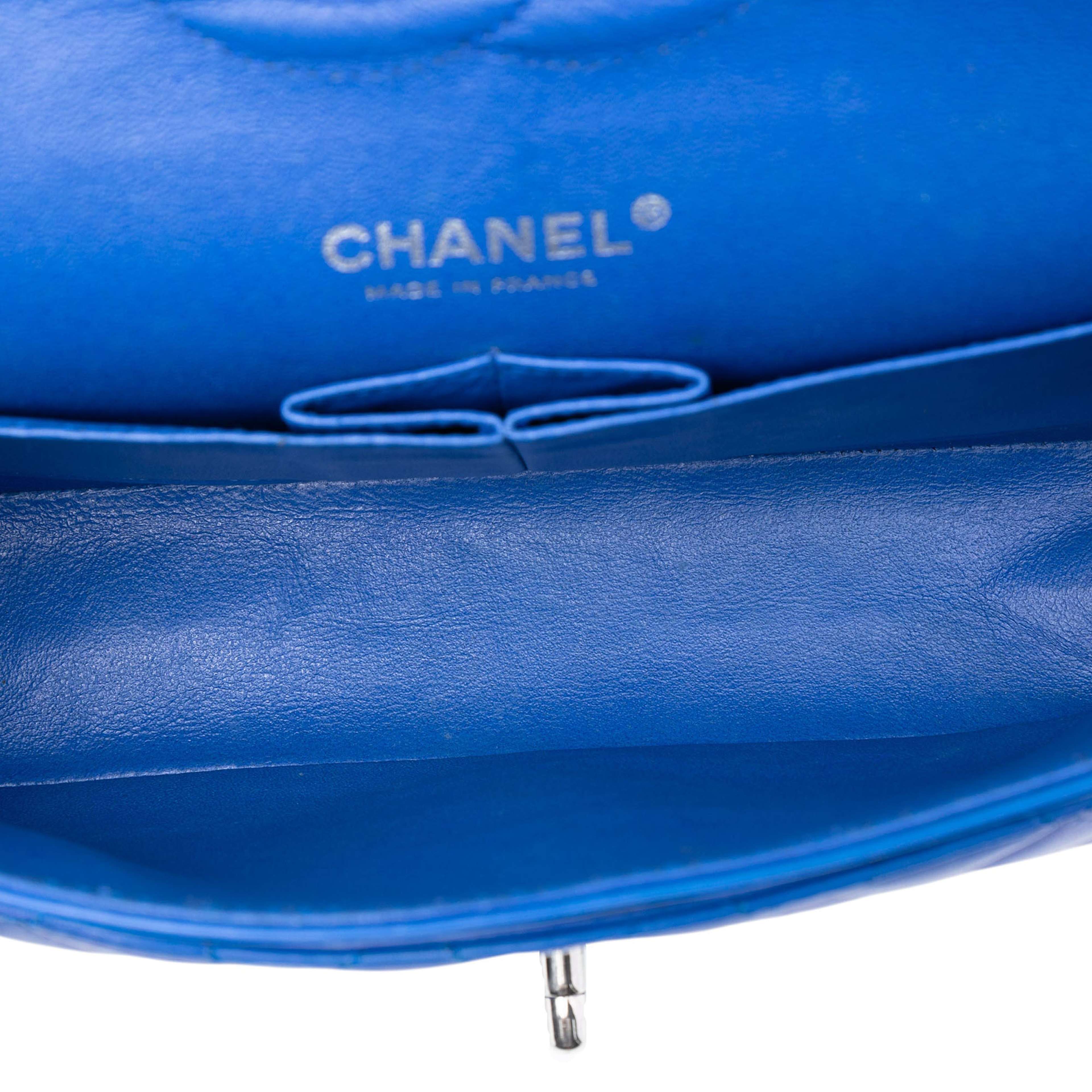 Chanel Medium Classic Lambskin Double Flap, från Luxclusif, i färgen blue. Klicka för att öppna bilden i stort format