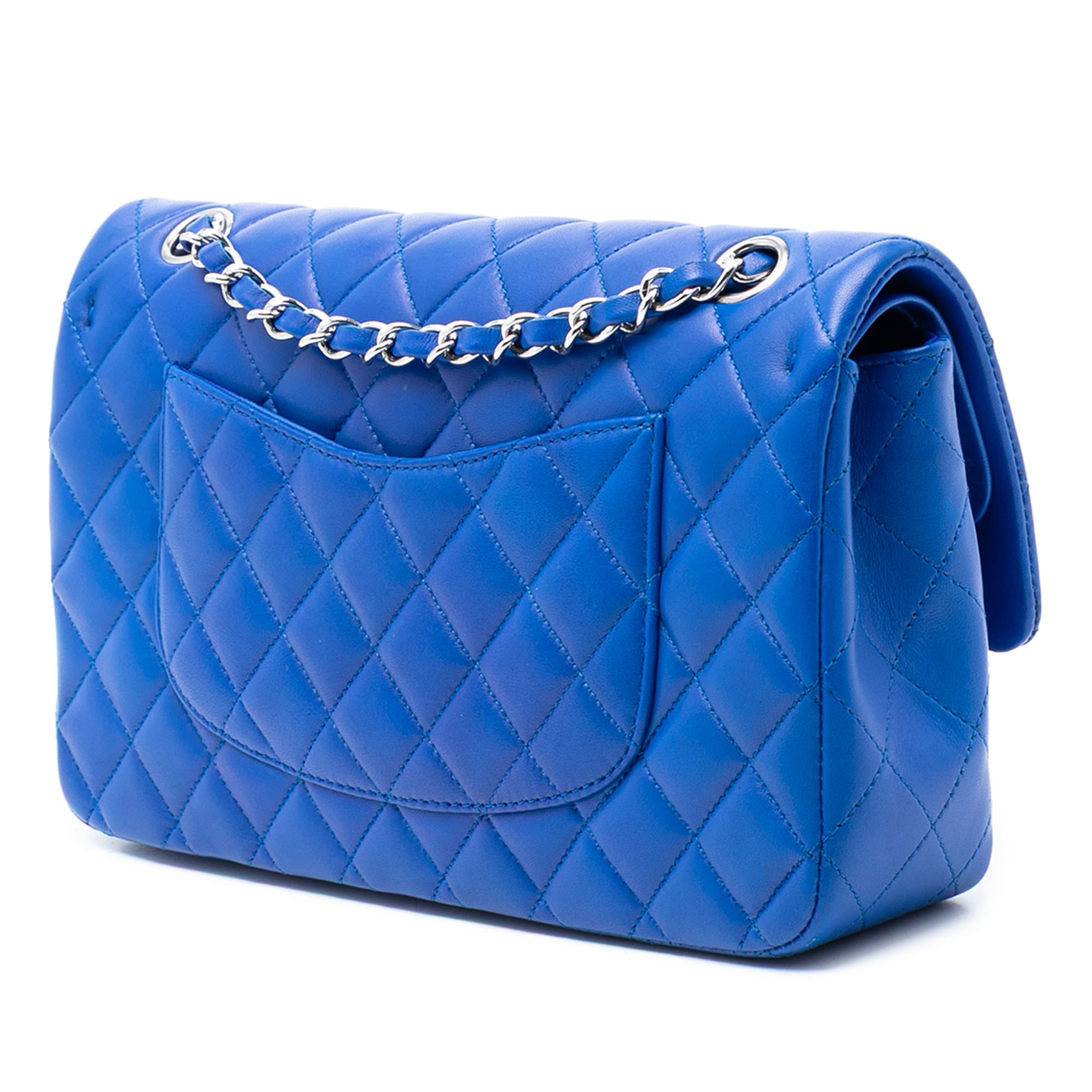 Chanel Medium Classic Lambskin Double Flap, från Luxclusif, i färgen blue. Klicka för att öppna bilden i stort format