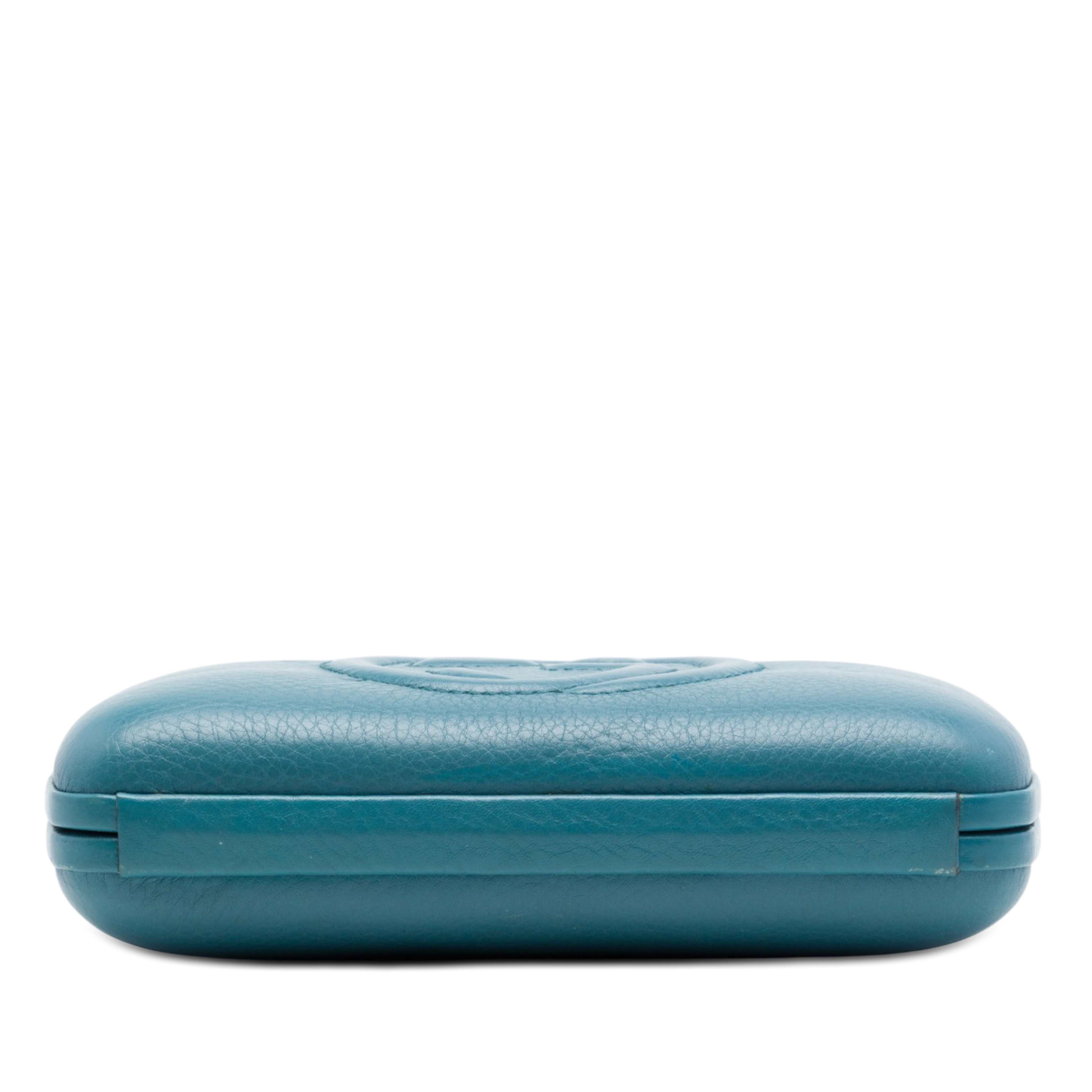 Gucci Calfskin Soho Clutch On Chain, från Luxclusif, i färgen blå. Klicka för att öppna bilden i stort format