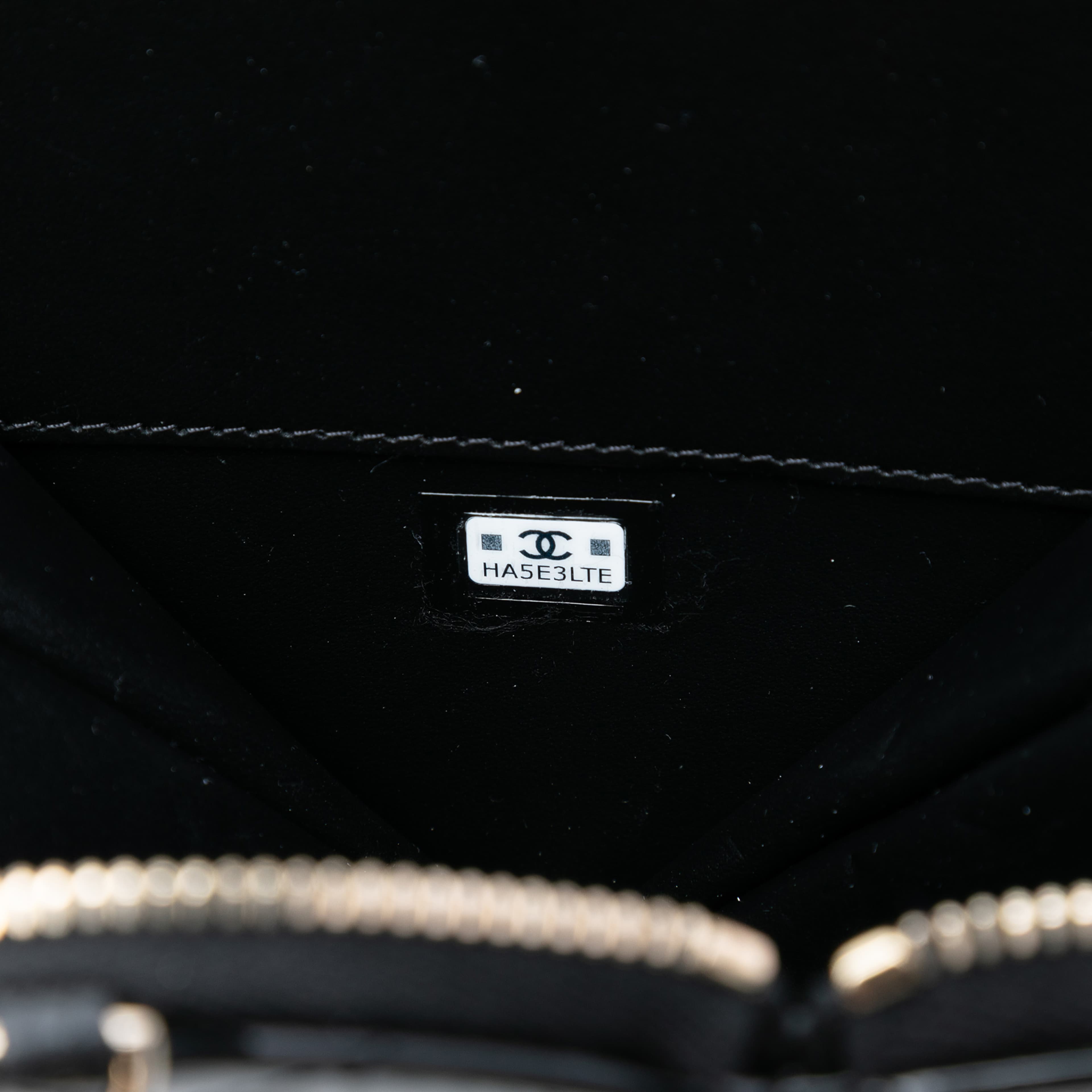 Chanel Quilted Patent Duo Heart Clutch With Chain, från Luxclusif, i färgen black. Klicka för att öppna bilden i stort format