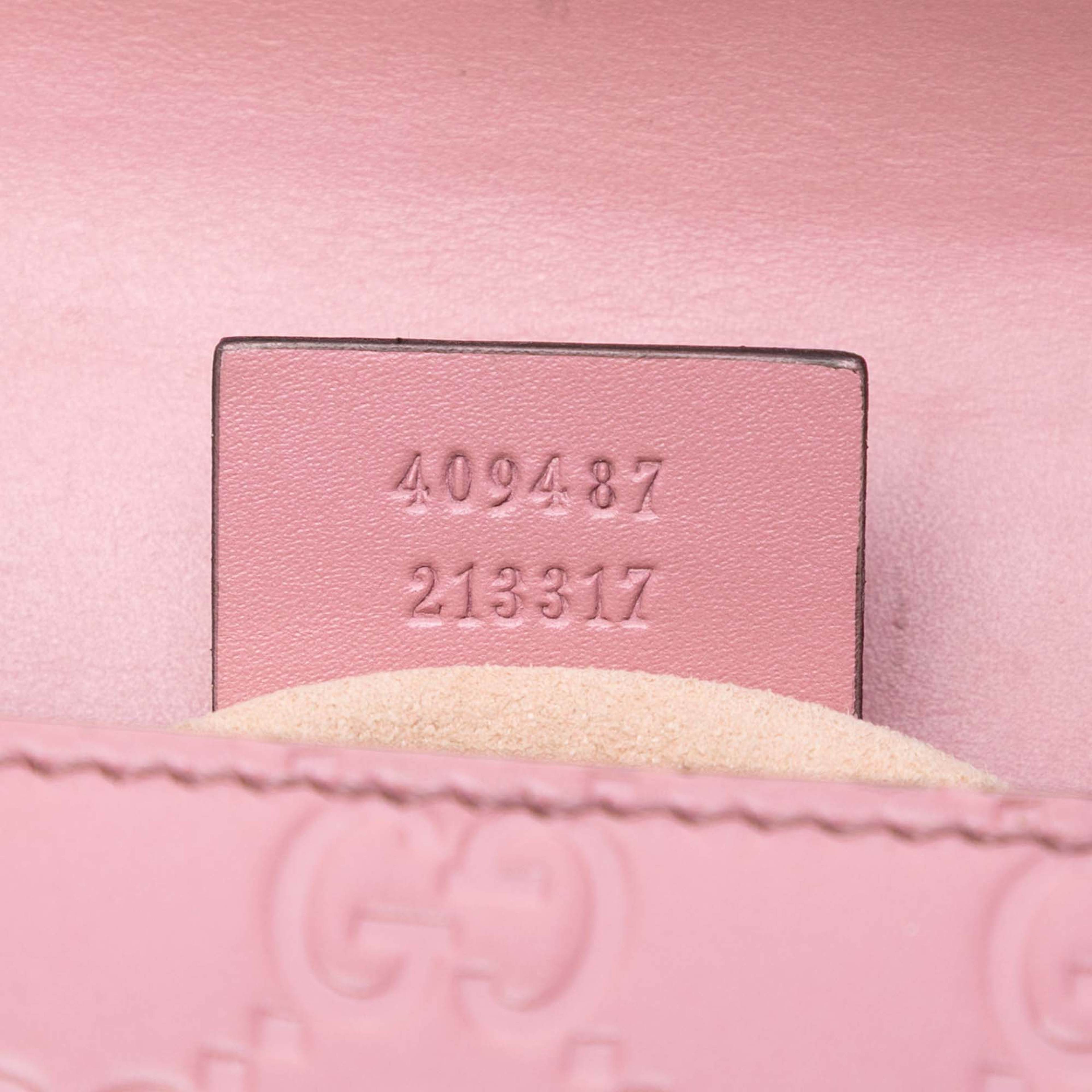 Gucci Small Guccissima Padlock Crossbody, från Luxclusif, i färgen light pink. Klicka för att öppna bilden i stort format