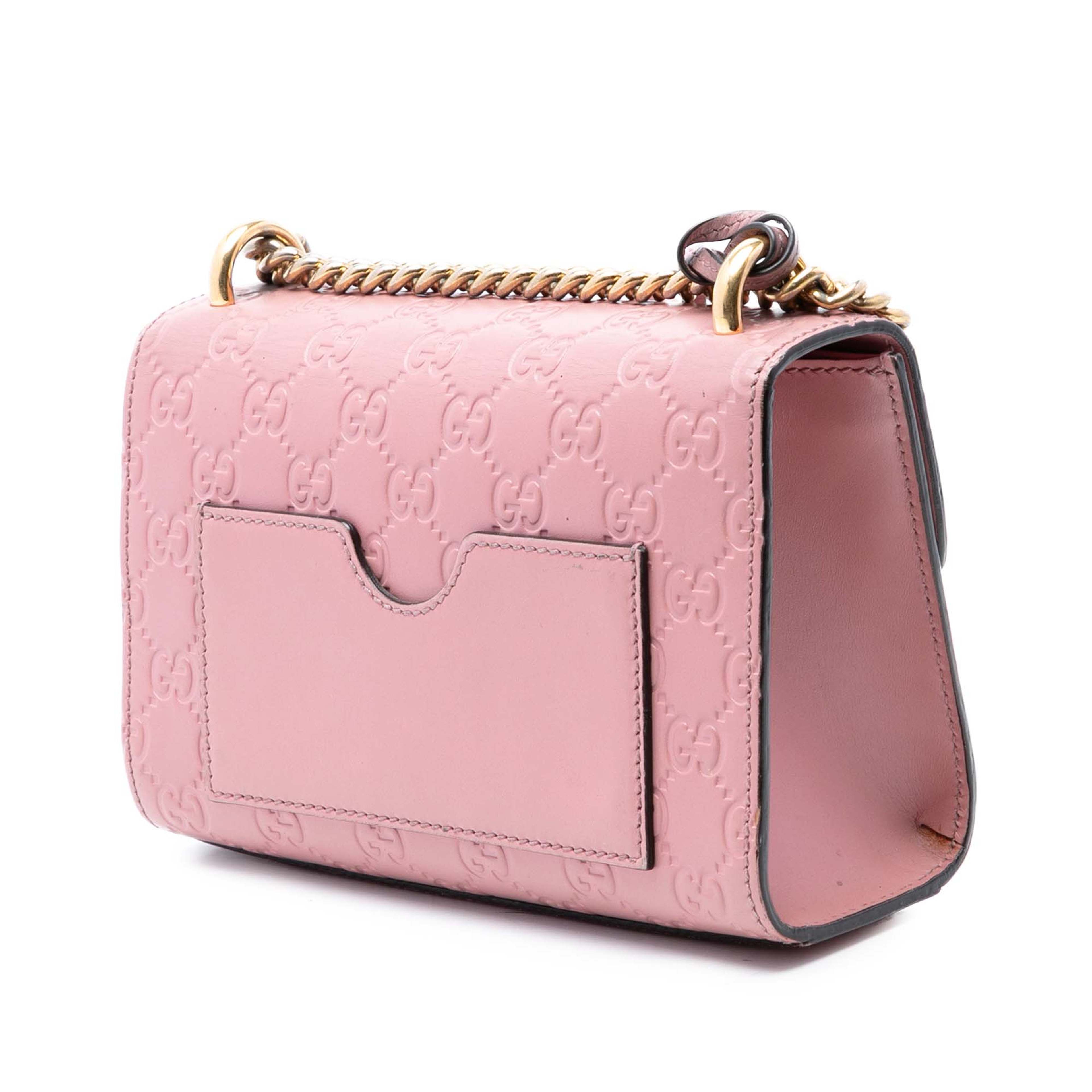 Gucci Small Guccissima Padlock Crossbody, från Luxclusif, i färgen rosa. Klicka för att öppna bilden i stort format
