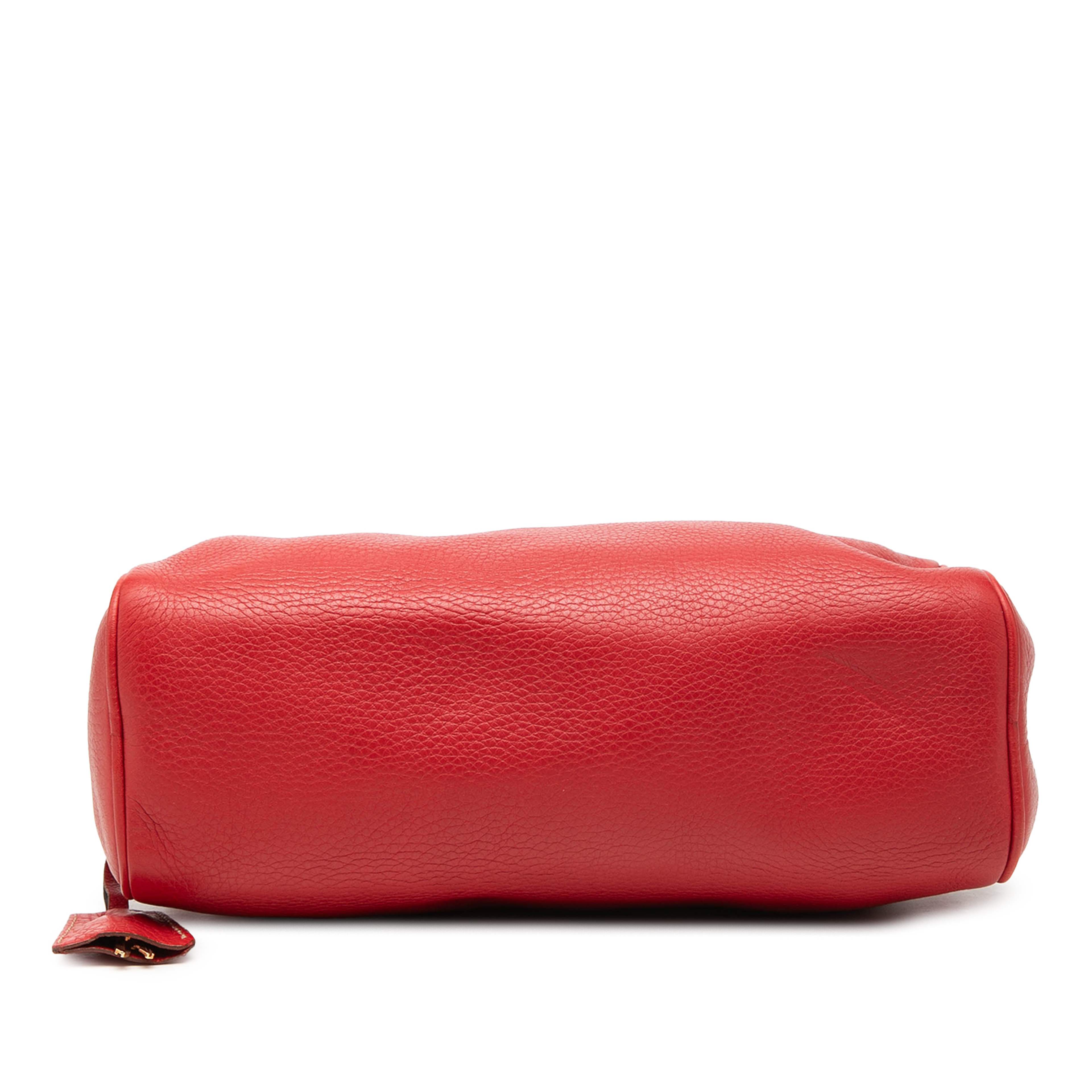 Prada Vitello Daino Shoulder Bag, från Luxclusif, i färgen red. Klicka för att öppna bilden i stort format