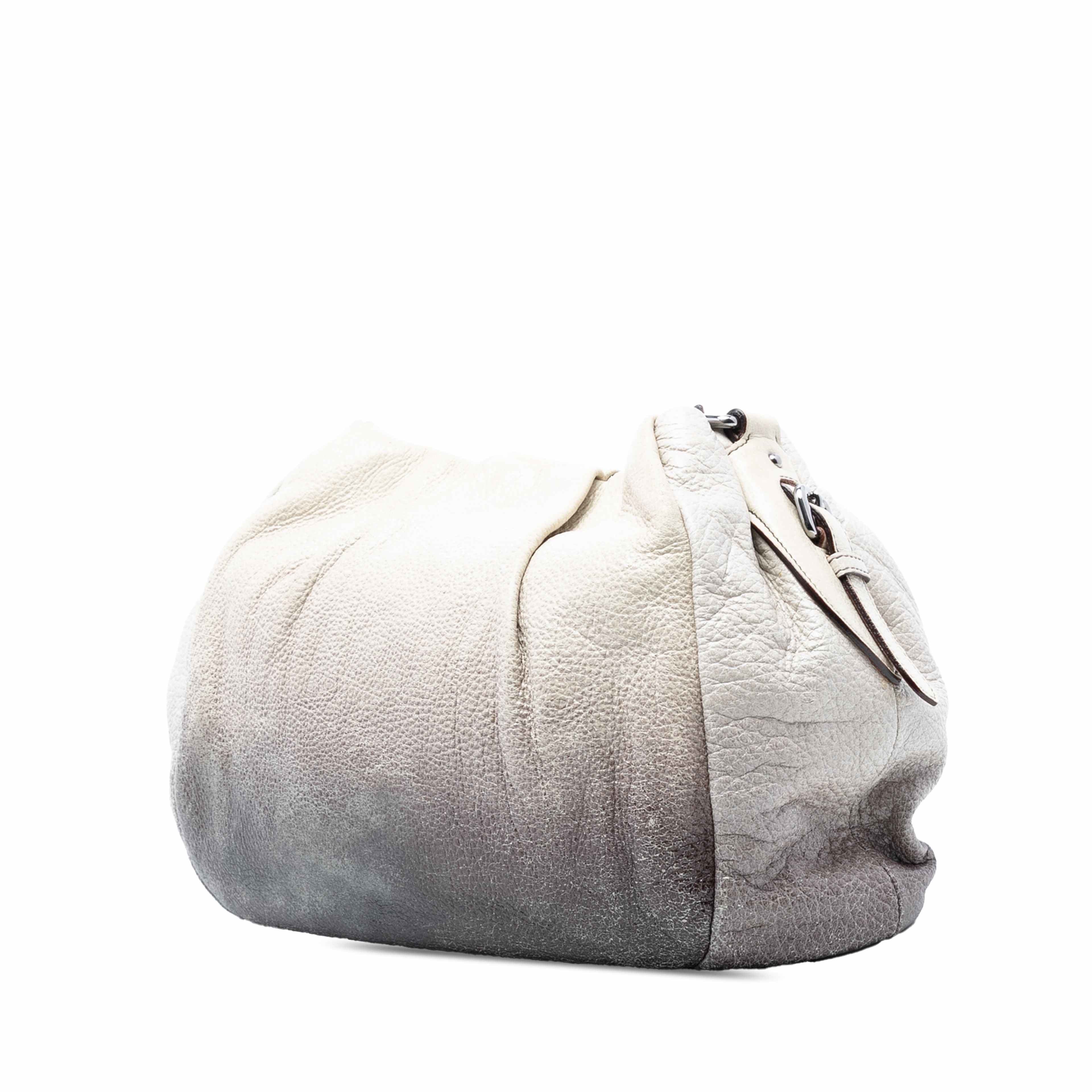 Prada Cervo Ombre Antik Chain Shoulder Bag, från Luxclusif, i färgen white. Klicka för att öppna bilden i stort format