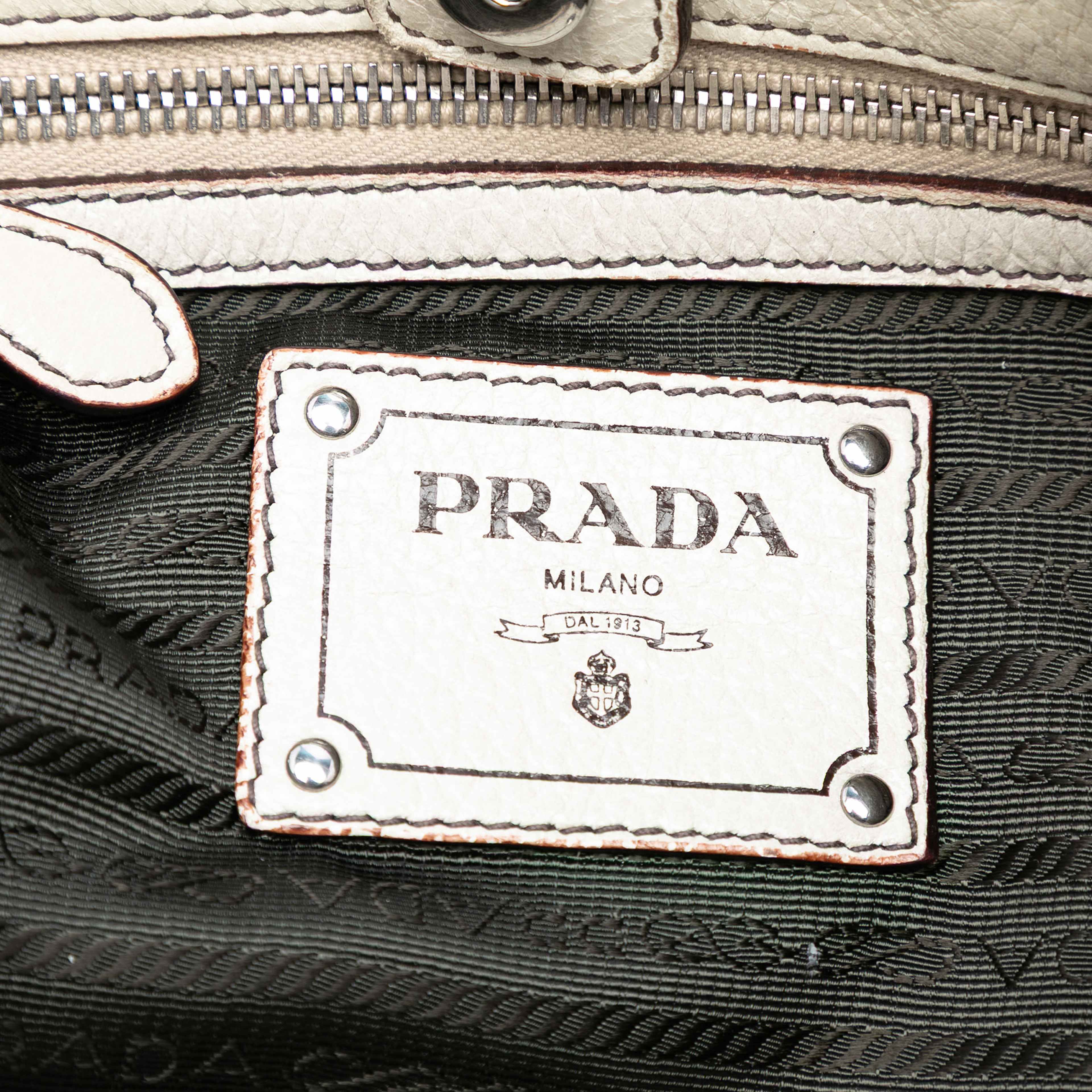 Prada Cervo Ombre Antik Chain Shoulder Bag, från Luxclusif, i färgen white. Klicka för att öppna bilden i stort format