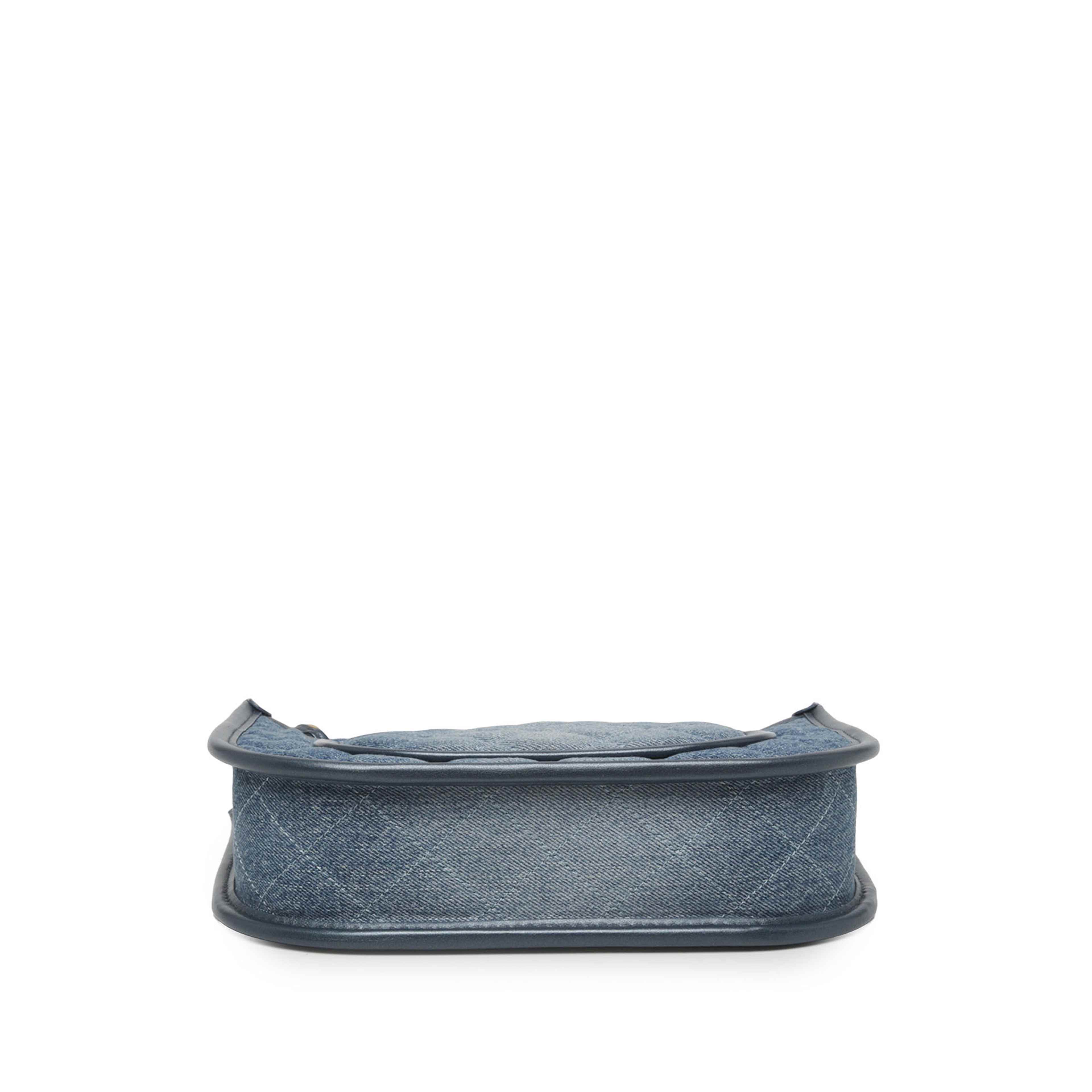 Chanel Cc Quilted Denim Hobo Bag, från Luxclusif, i färgen blå. Klicka för att öppna bilden i stort format