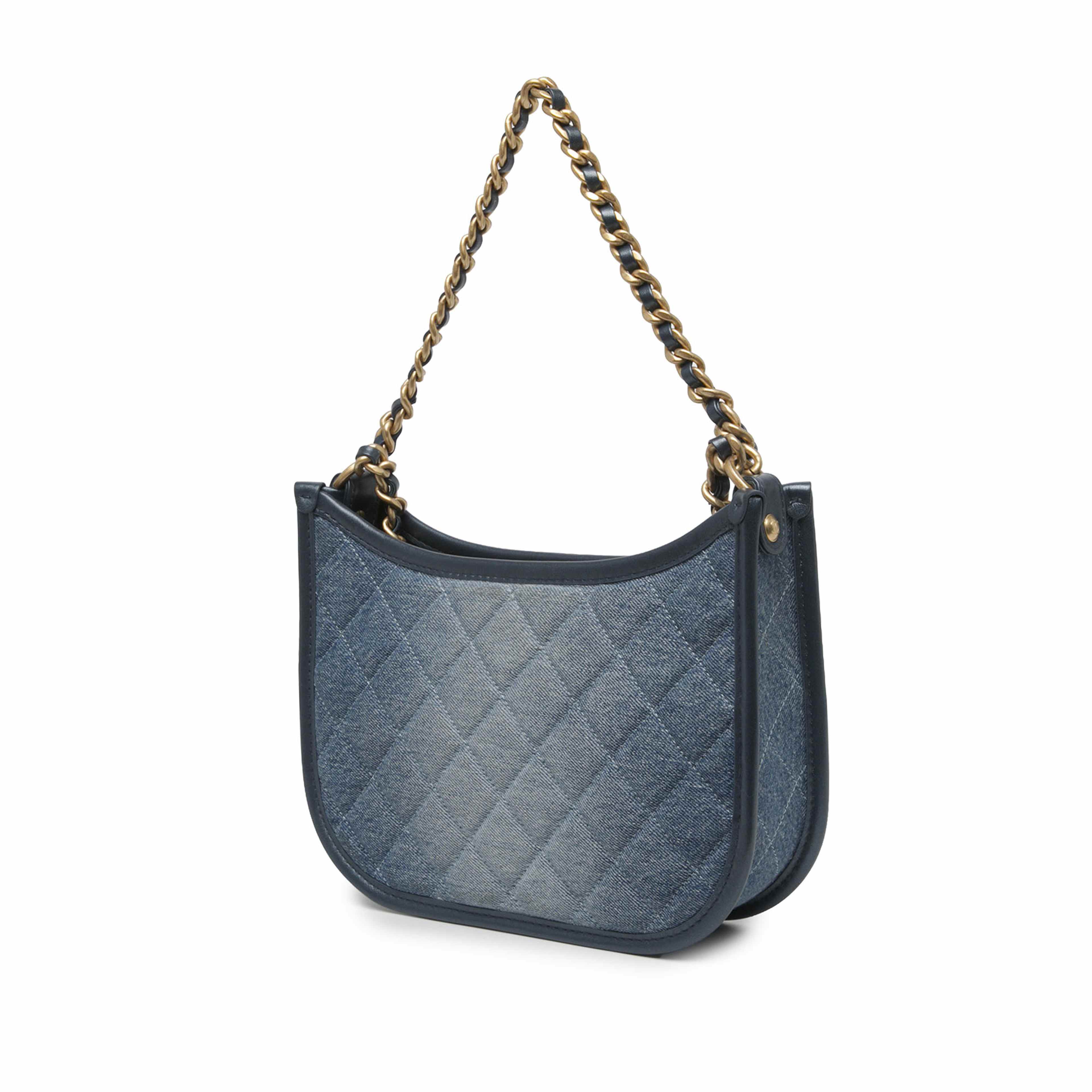 Chanel Cc Quilted Denim Hobo Bag, från Luxclusif, i färgen blå. Klicka för att öppna bilden i stort format