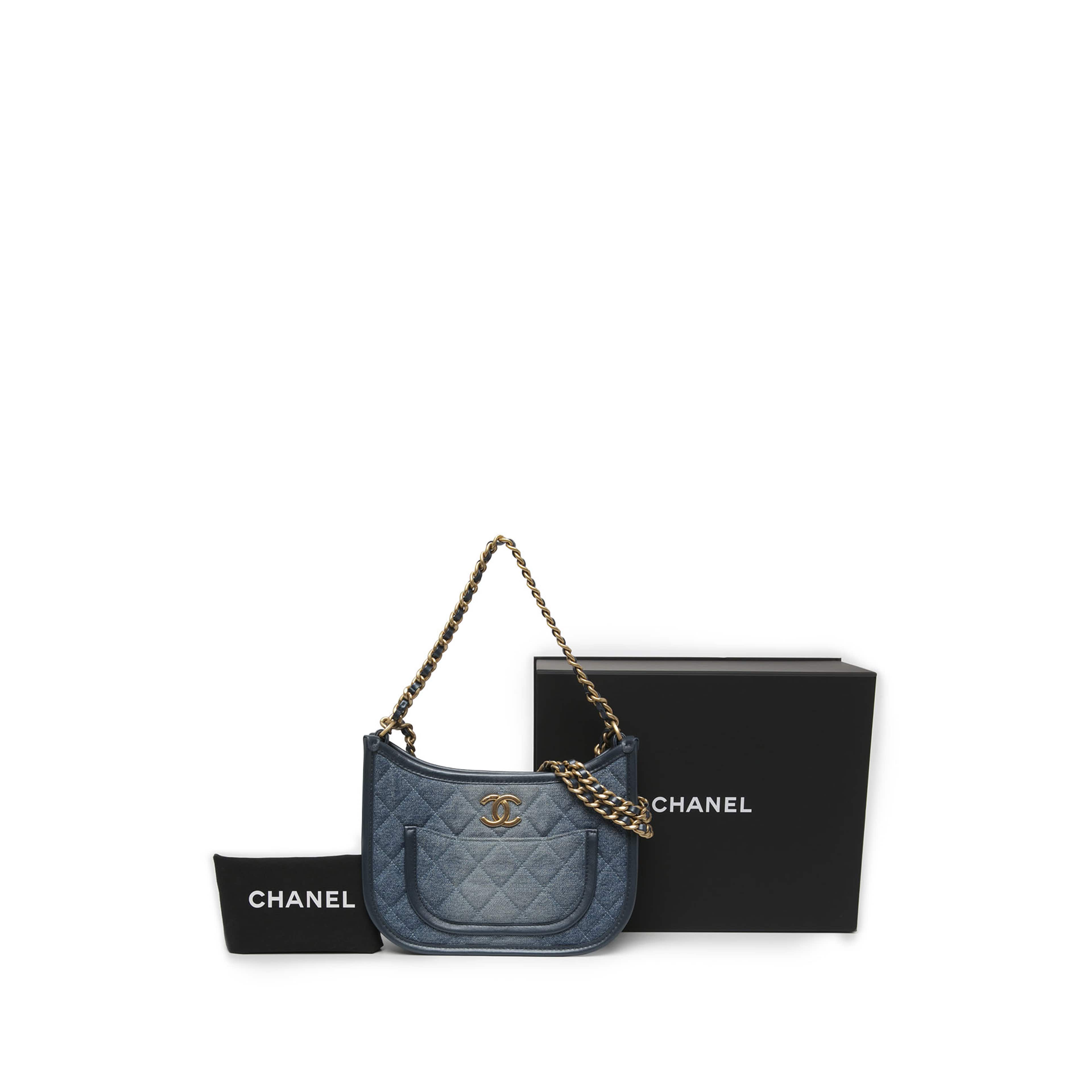 Chanel Cc Quilted Denim Hobo Bag, från Luxclusif, i färgen blå. Klicka för att öppna bilden i stort format