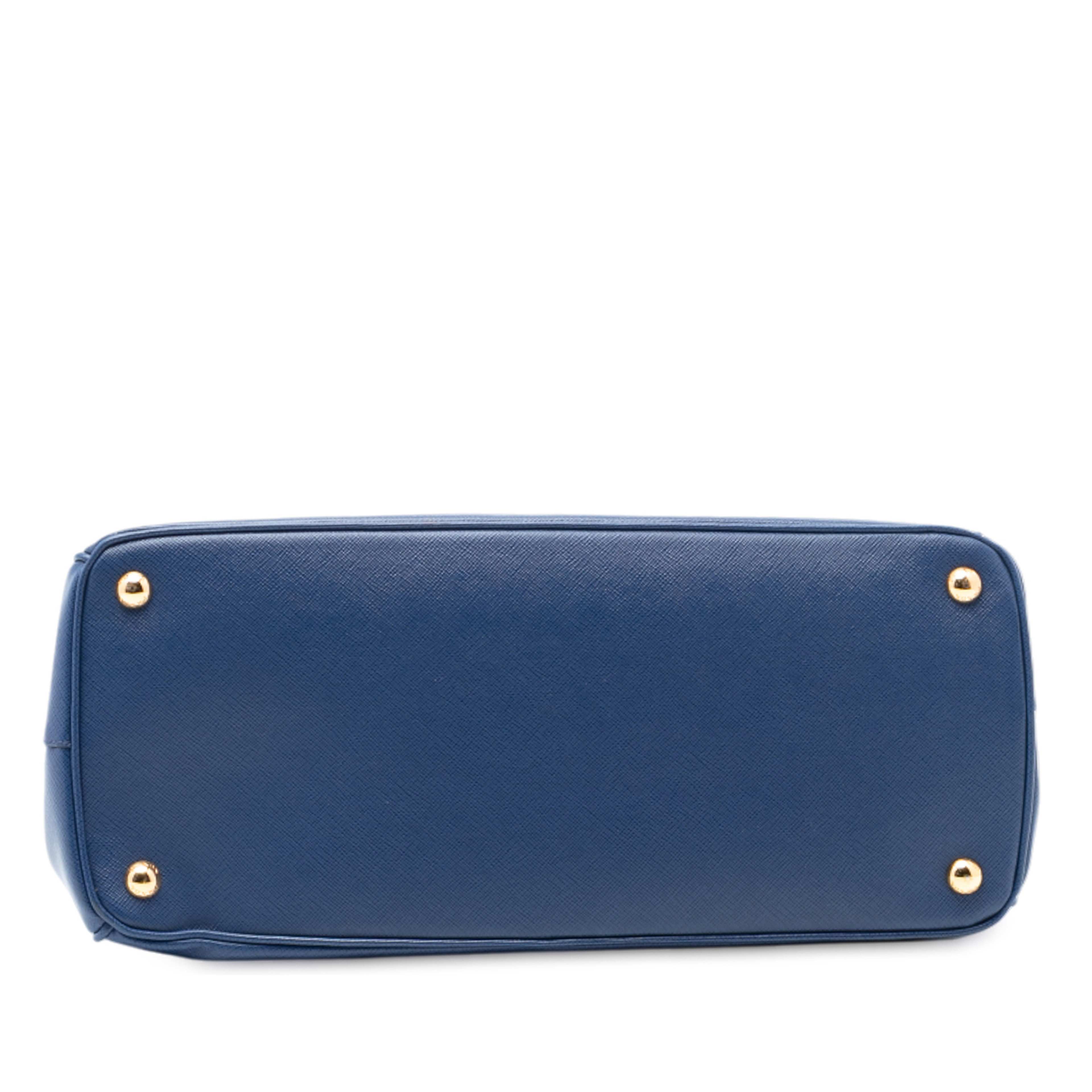 Prada Large Saffiano Lux Galleria Double Zip Tote, från Luxclusif, i färgen blue. Klicka för att öppna bilden i stort format