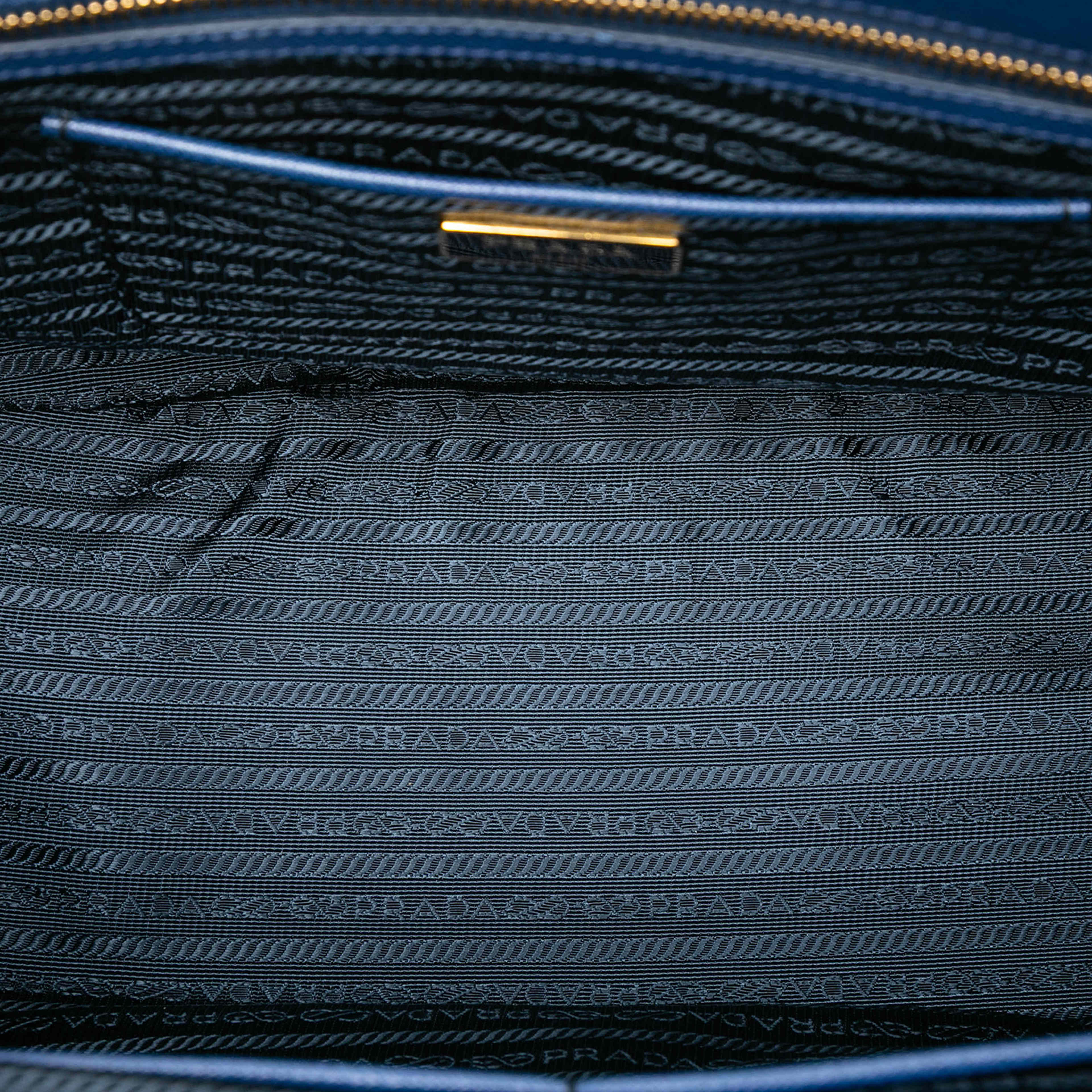 Prada Large Saffiano Lux Galleria Double Zip Tote, från Luxclusif, i färgen blue. Klicka för att öppna bilden i stort format