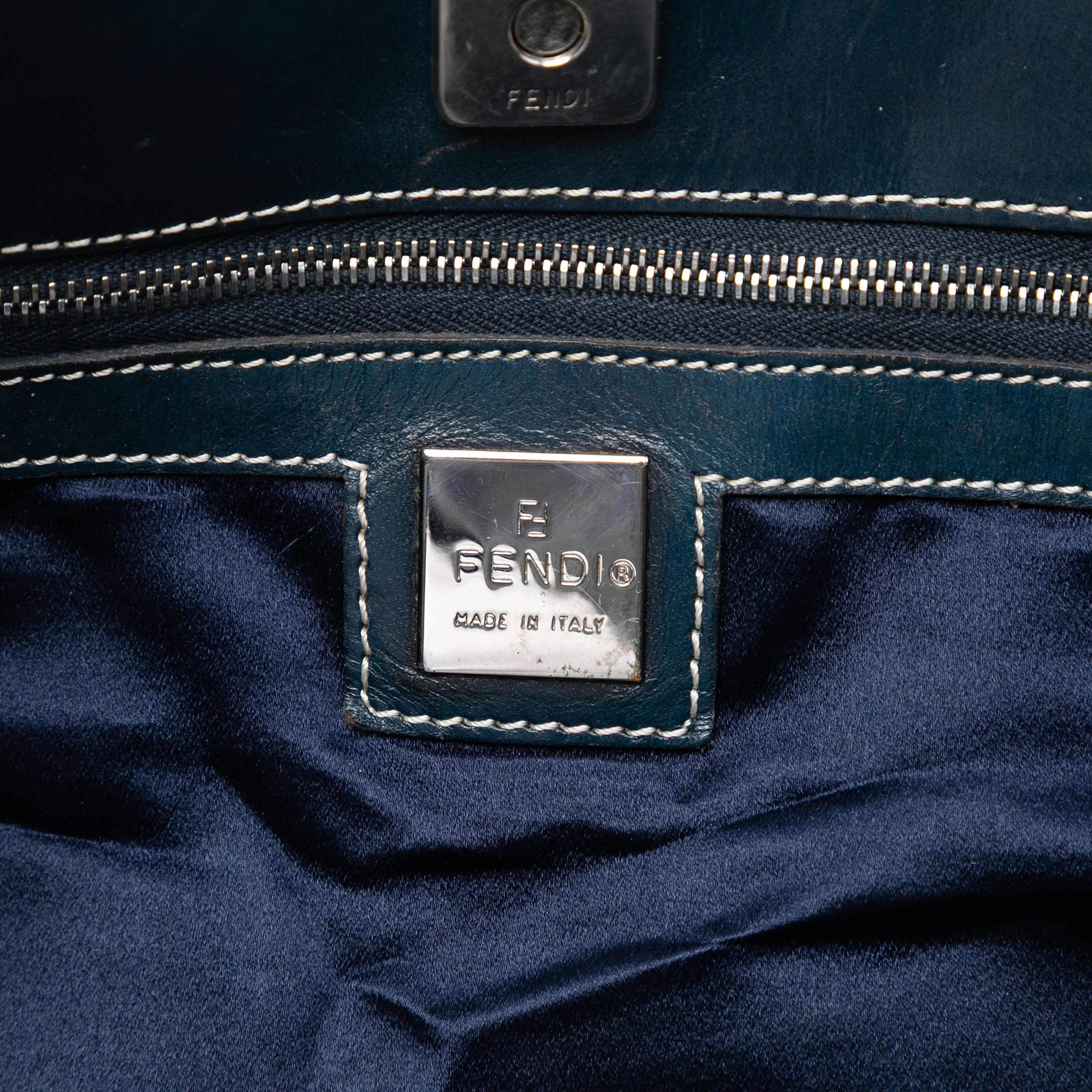 Fendi Zucchino Canvas Tote, från Luxclusif, i färgen gray. Klicka för att öppna bilden i stort format