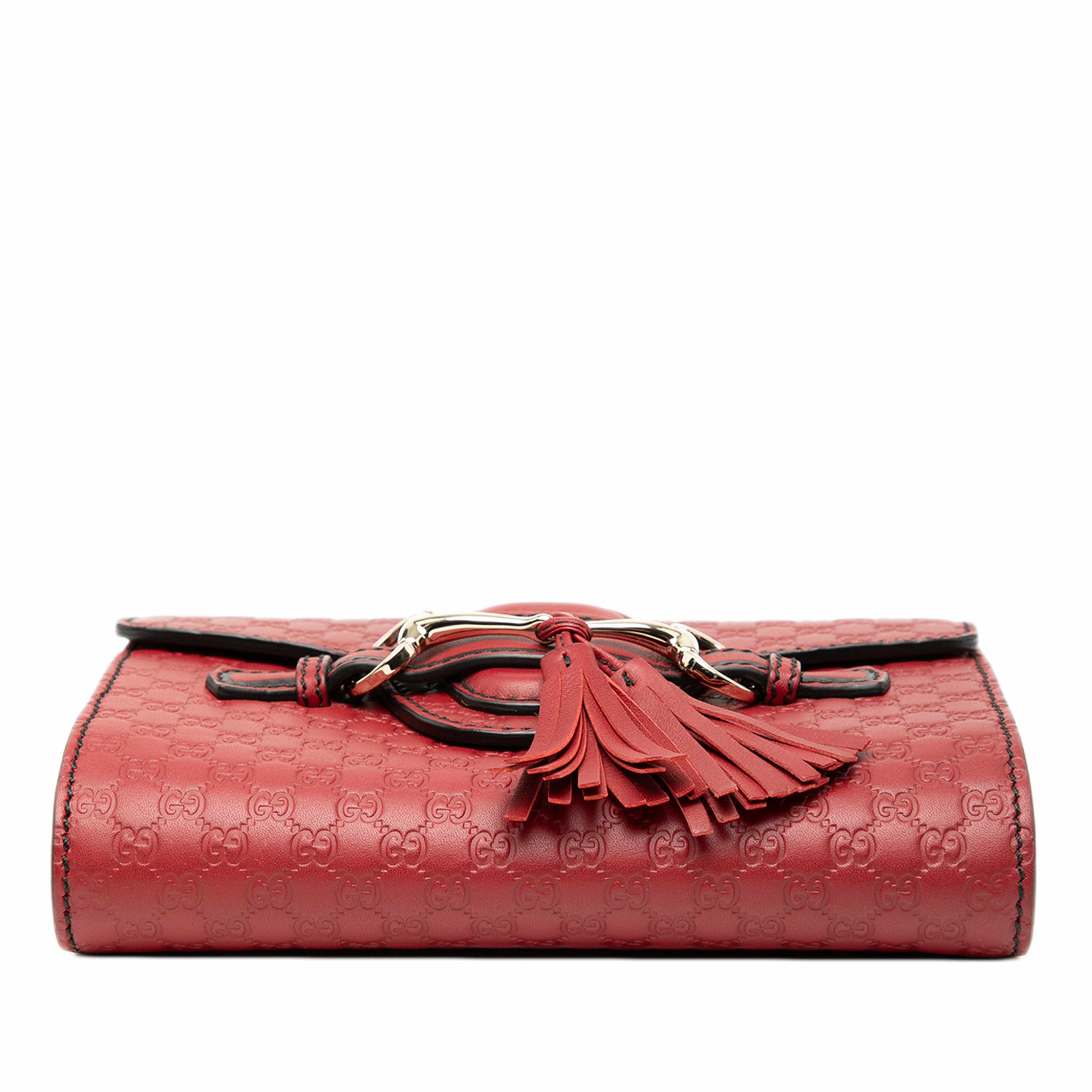 Gucci Mini Microguccissima Emily Crossbody, från Luxclusif, i färgen red. Klicka för att öppna bilden i stort format