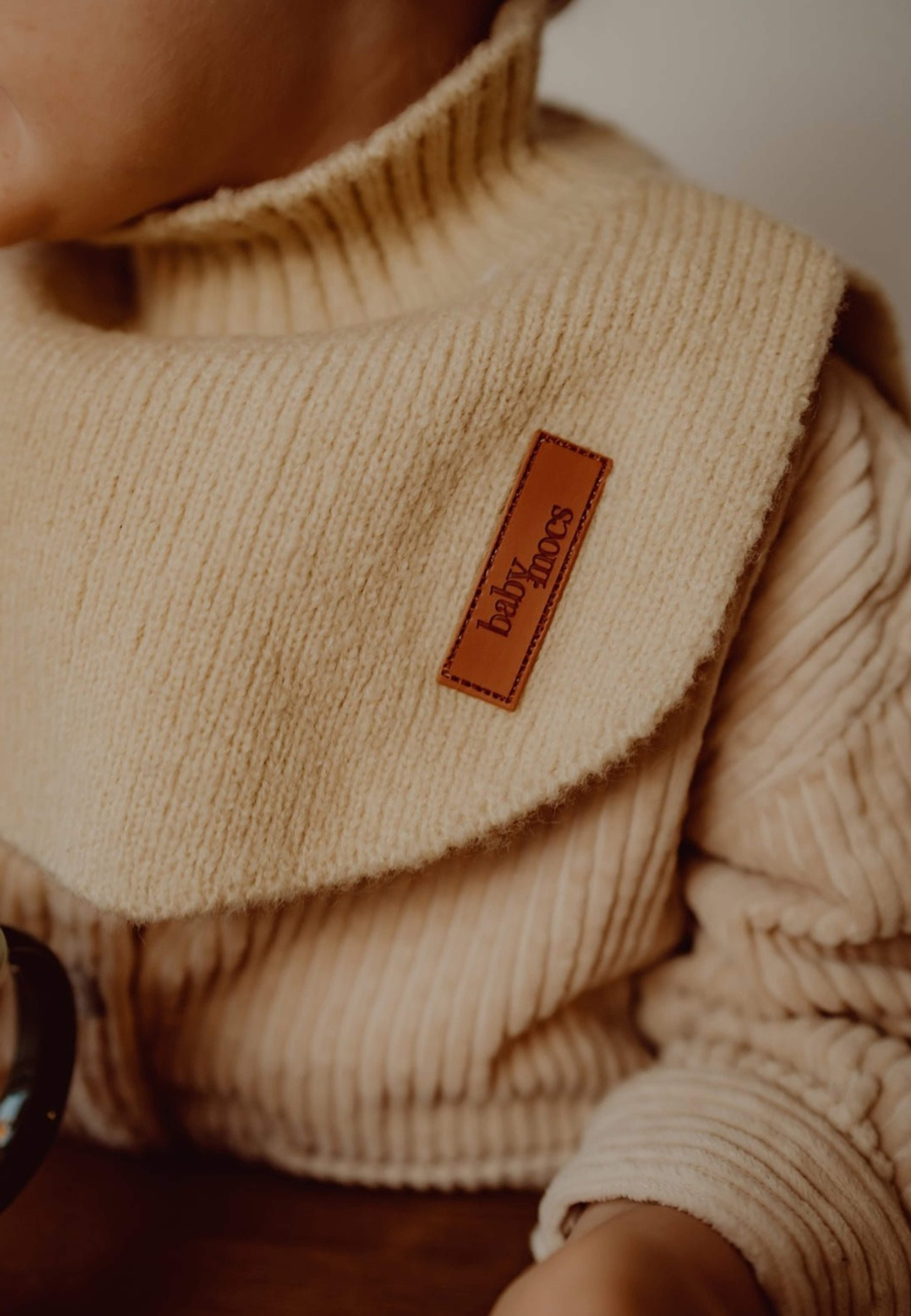 Neck Warmer, från BabyMocs, i färgen beige. Klicka för att öppna bilden i stort format