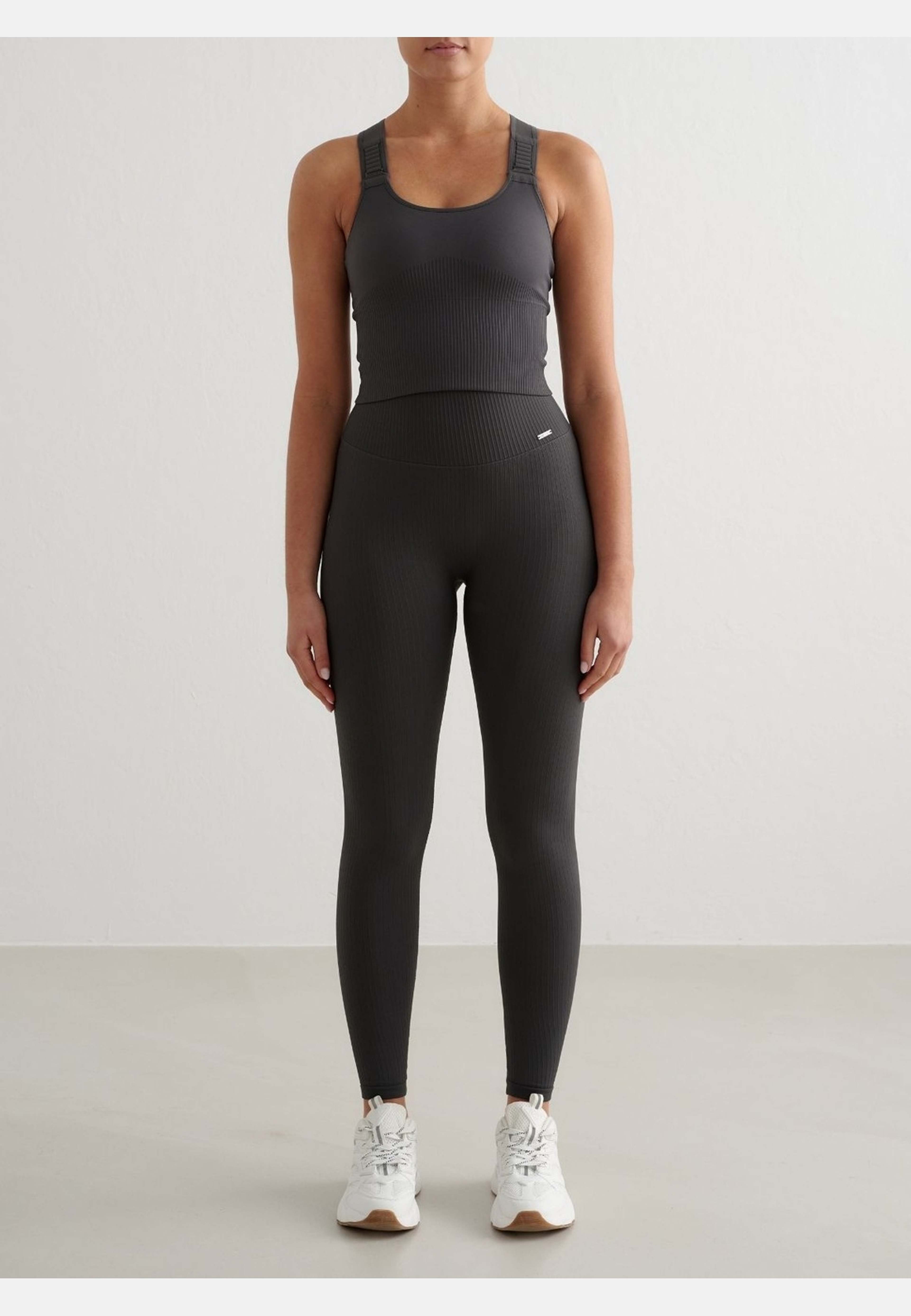 Ribbed Seamless High Support Bralette, från aim'n, i färgen shadow grey. Klicka för att öppna bilden i stort format