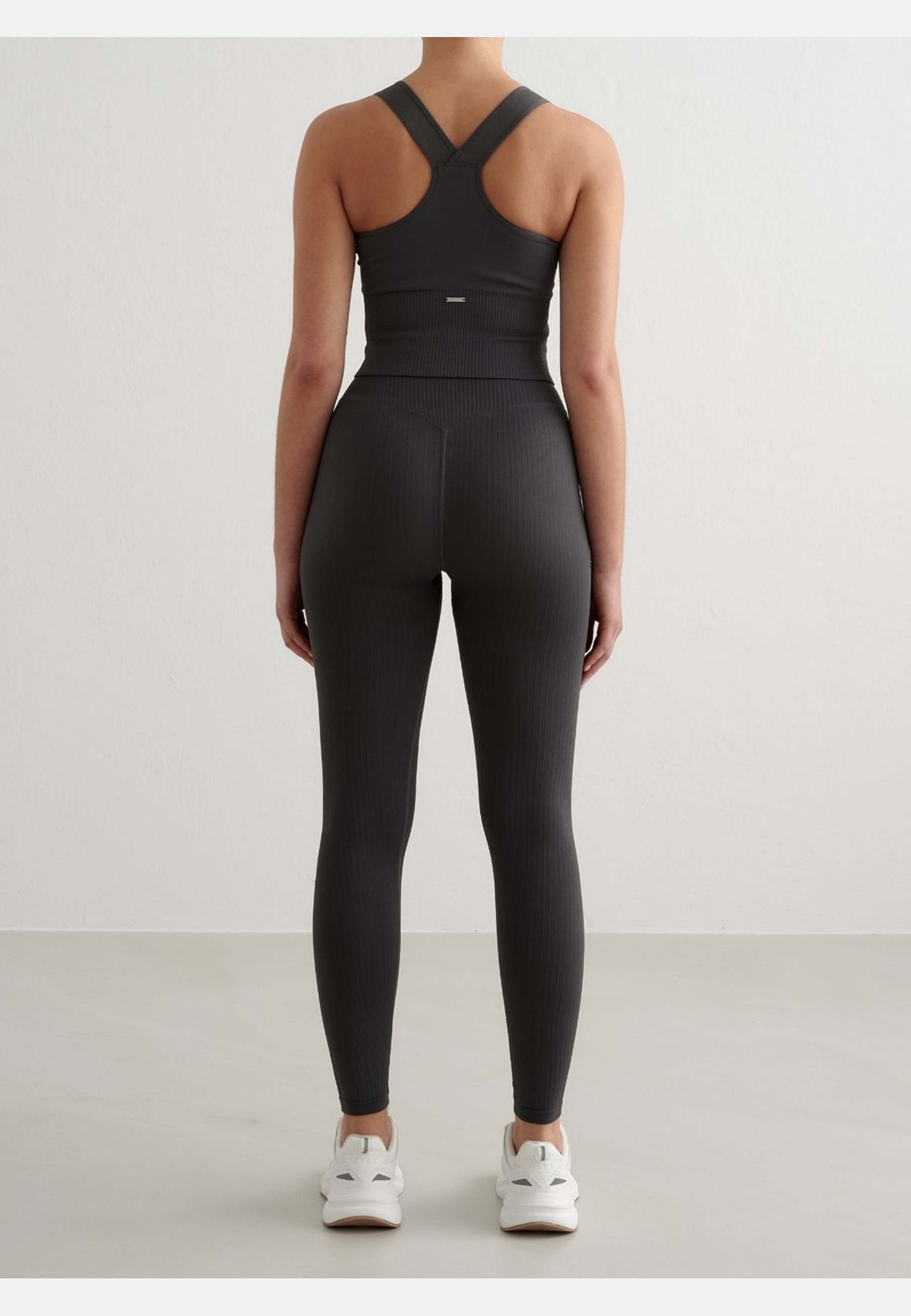 Ribbed Seamless High Support Bralette, från aim'n, i färgen shadow grey. Klicka för att öppna bilden i stort format