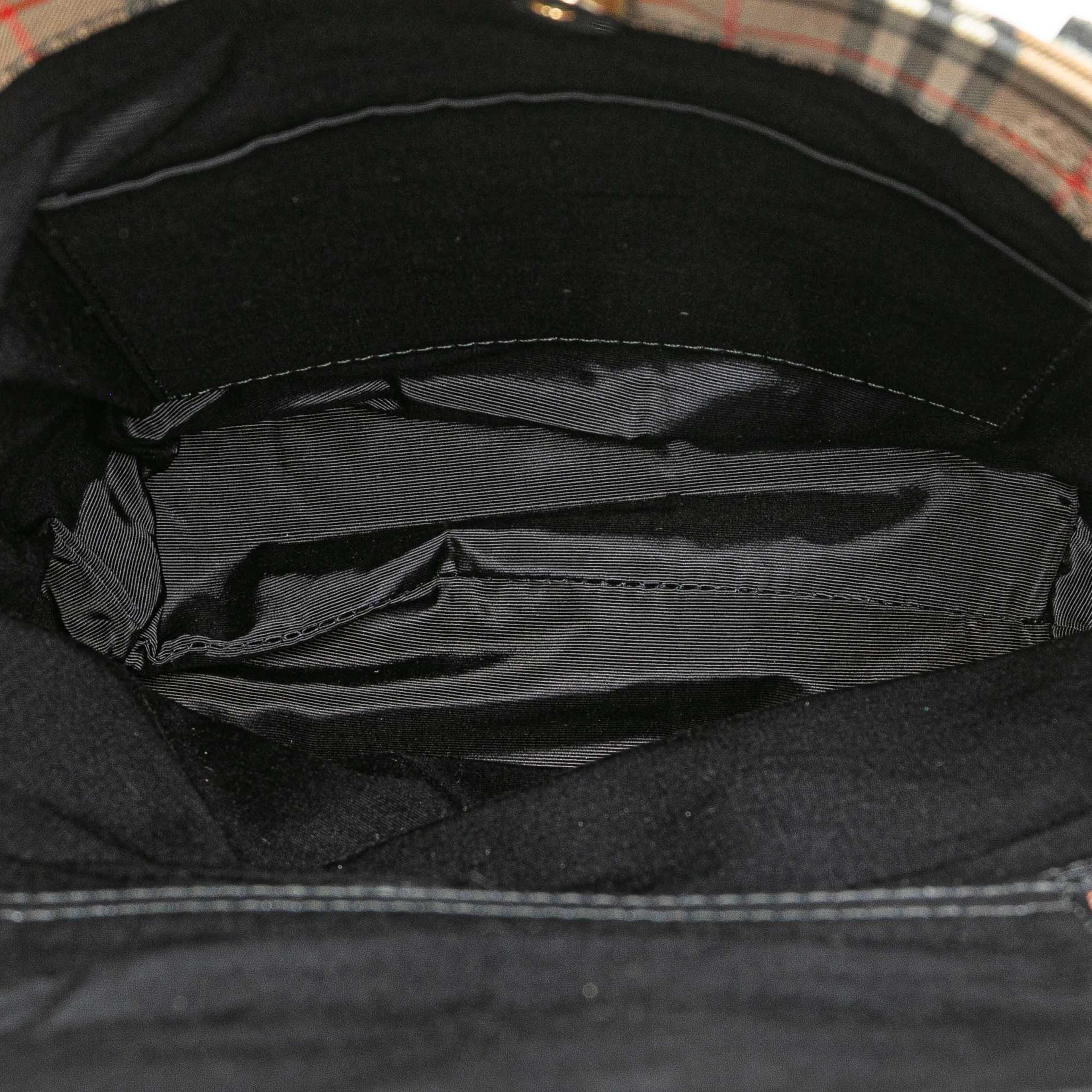 Burberry Haymarket Check Canvas Tote, från Luxclusif, i färgen beige. Klicka för att öppna bilden i stort format
