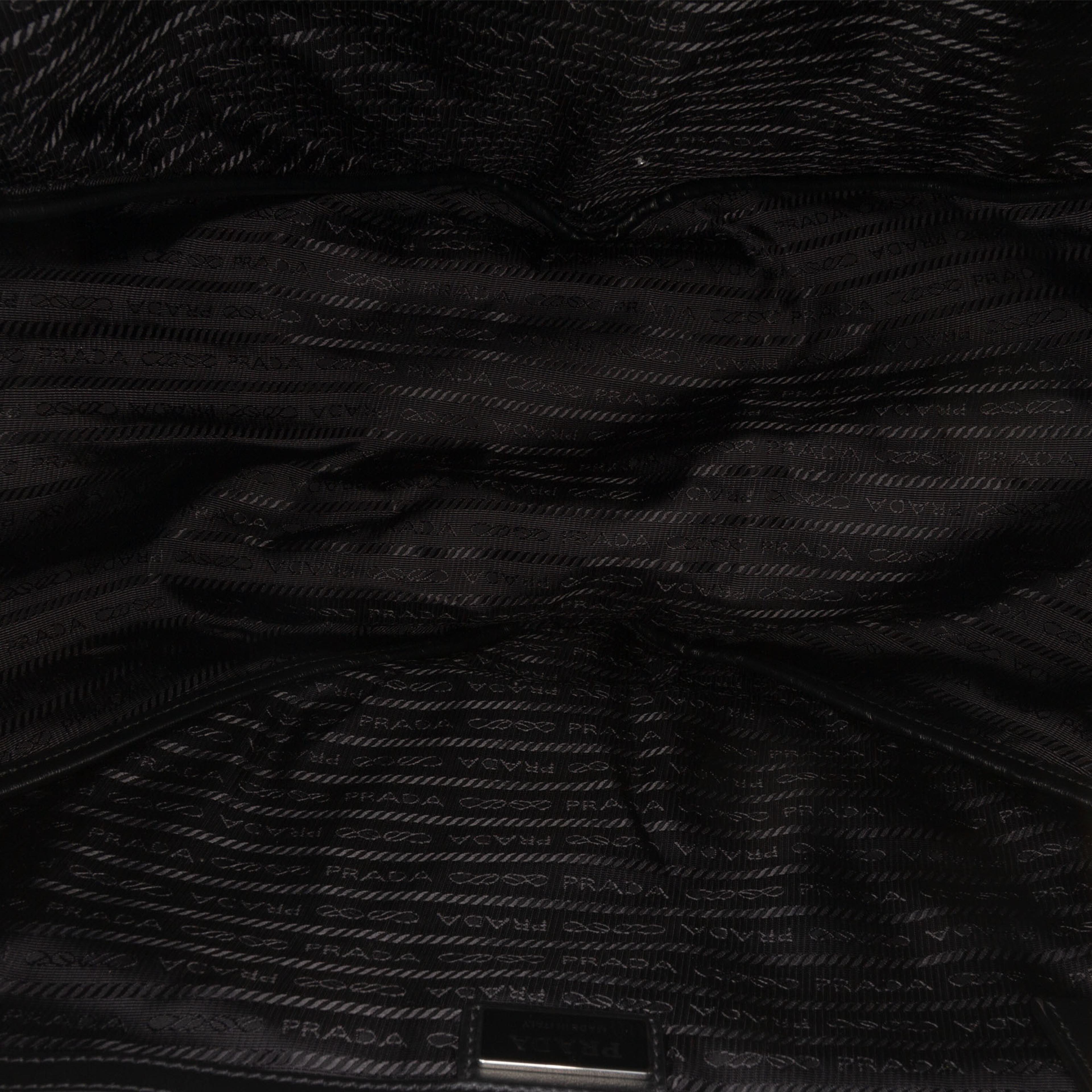 Prada Vitello Daino Triangle Crossbody, från Luxclusif, i färgen blue. Klicka för att öppna bilden i stort format