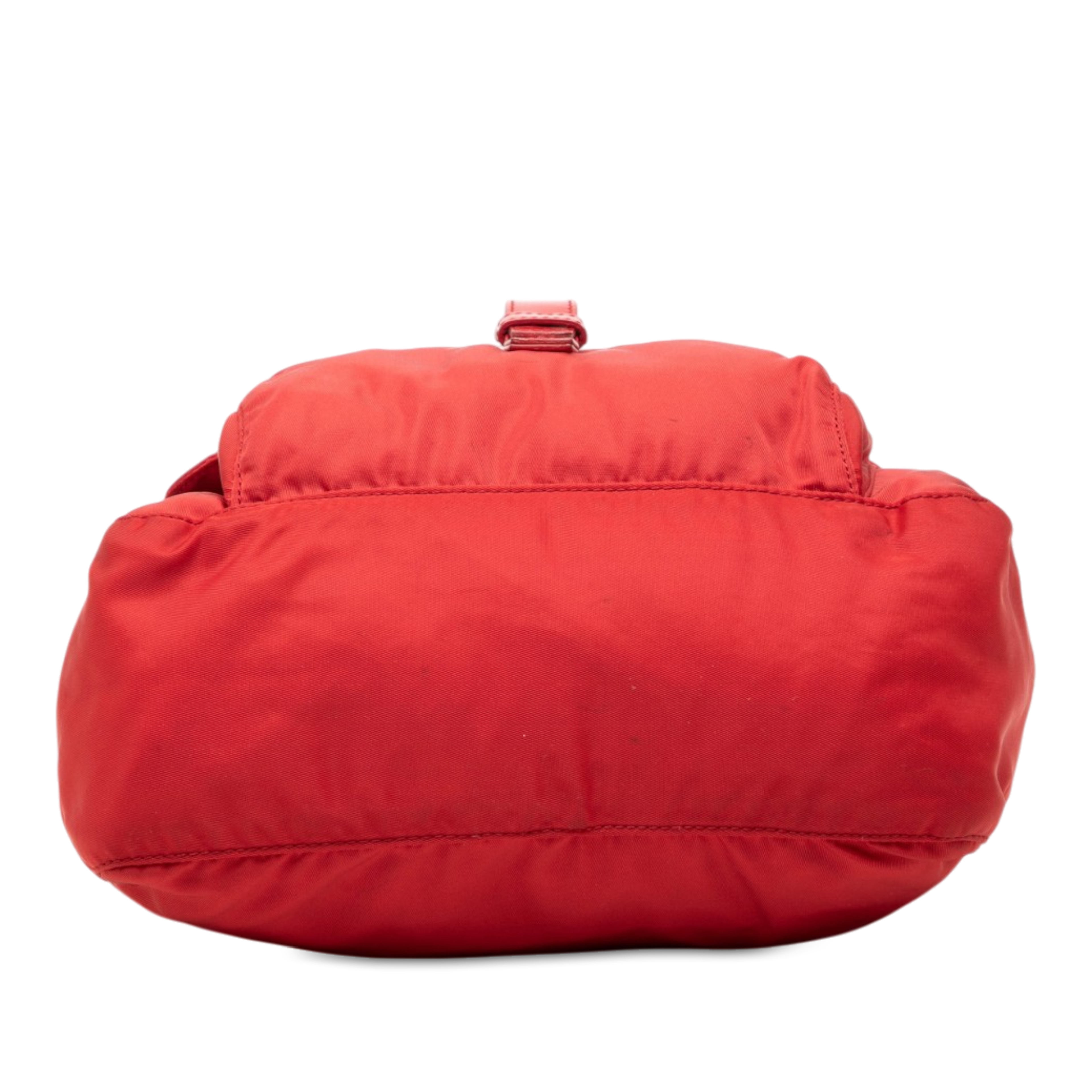 Prada Tessuto Zip Buckle Messenger Bag, från Luxclusif, i färgen röd. Klicka för att öppna bilden i stort format